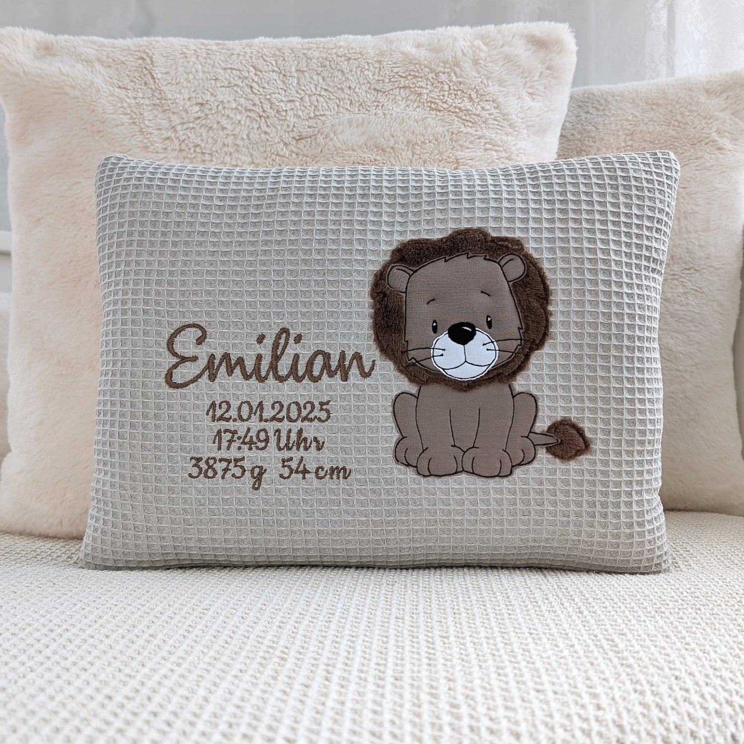 Babykissen mit Namen und Geburtsdaten in vielen Größen und deinen Lieblingsfarben. Geburtskissen mit Namen, Größe, Gewicht, einem süßen Löwe Motiv bestickt, für Junge. Personalisiertes Baby Kissen, das perfekte Geschenk zur Geburt. Handgemachte Unikate von ElariHandmadeDesign