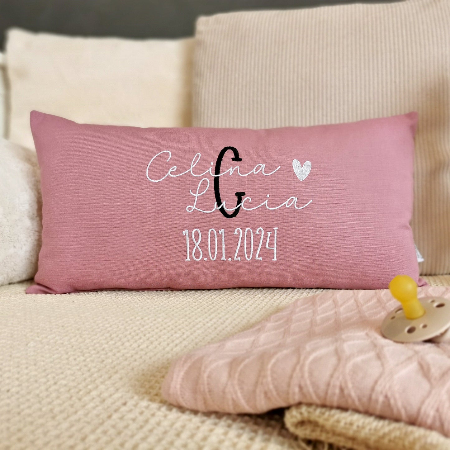 Personalisiertes Baby Kissen in deinen Lieblingsfarben gestaltet. Geburtskissen mit Namen, einem großen Buchstaben und dem Geburtsdatum bestickt, für Mädchen oder Junge. Babykissen mit Namen und Geburtsdaten, das perfekte Geschenk zur Geburt oder Taufe. Handgemachte Unikate von Elari Handmade Design