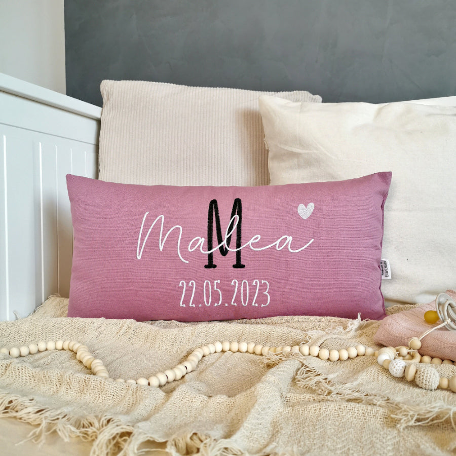 Personalisiertes Baby Kissen in deinen Lieblingsfarben gestaltet. Geburtskissen mit Namen, einem großen Buchstaben und dem Geburtsdatum bestickt, für Mädchen oder Junge. Taufkissen mit Namen und Geburtsdatum, das perfekte Geschenk zur Geburt oder Taufe. Handgemachte Kissen von Elari Handmade Design