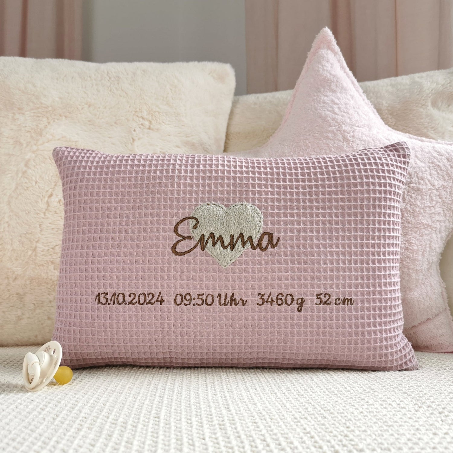 Babykissen mit Namen und Geburtsdaten in vielen Größen und deinen Lieblingsfarben gestaltet. Geburtskissen mit Namen, Größe, Gewicht und einem kuscheligen Herz bestickt, für Mädchen oder Junge. Personalisiertes Baby Kissen, das perfekte Geschenk zur Geburt. Handgemachte Geburtskissen von ElariHandmadeDesign