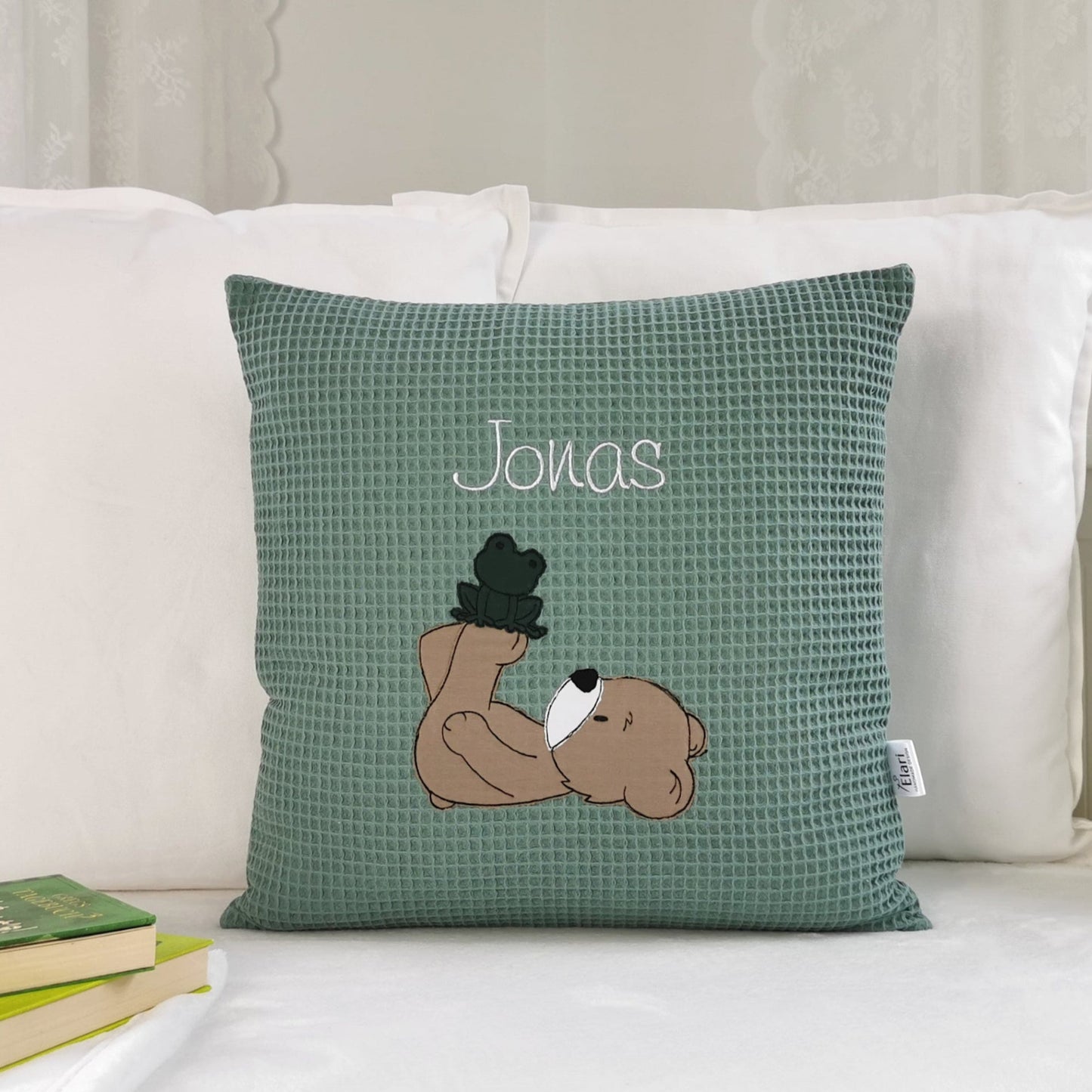 Kissen mit Namen in deinen Lieblingsfarben. Namenskissen für Junge mit Bär Motiv bestickt. Handgemachte Kuschelkissen mit Namen von Elari Handmade Design
