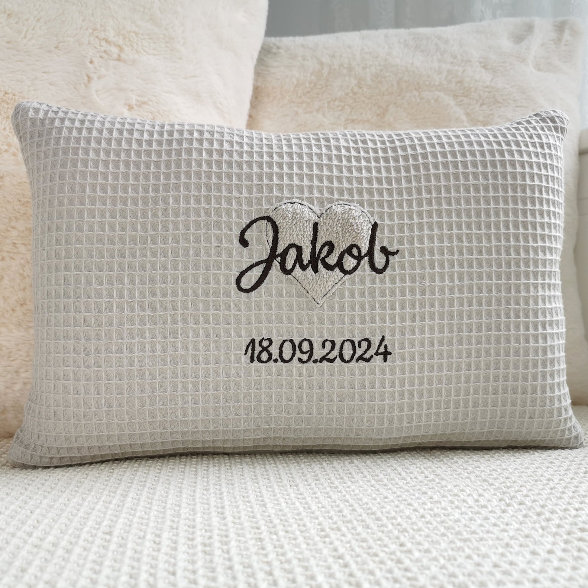 Babykissen mit Namen und Geburtsdaten in vielen Größen und deinen Lieblingsfarben gestaltet. Geburtskissen mit Namen, Größe, Gewicht und einem kuscheligen Herz bestickt, für Mädchen oder Junge. Personalisiertes Baby Kissen, das perfekte Geschenk zur Geburt. Handgemachte Geburtskissen von ElariHandmadeDesign