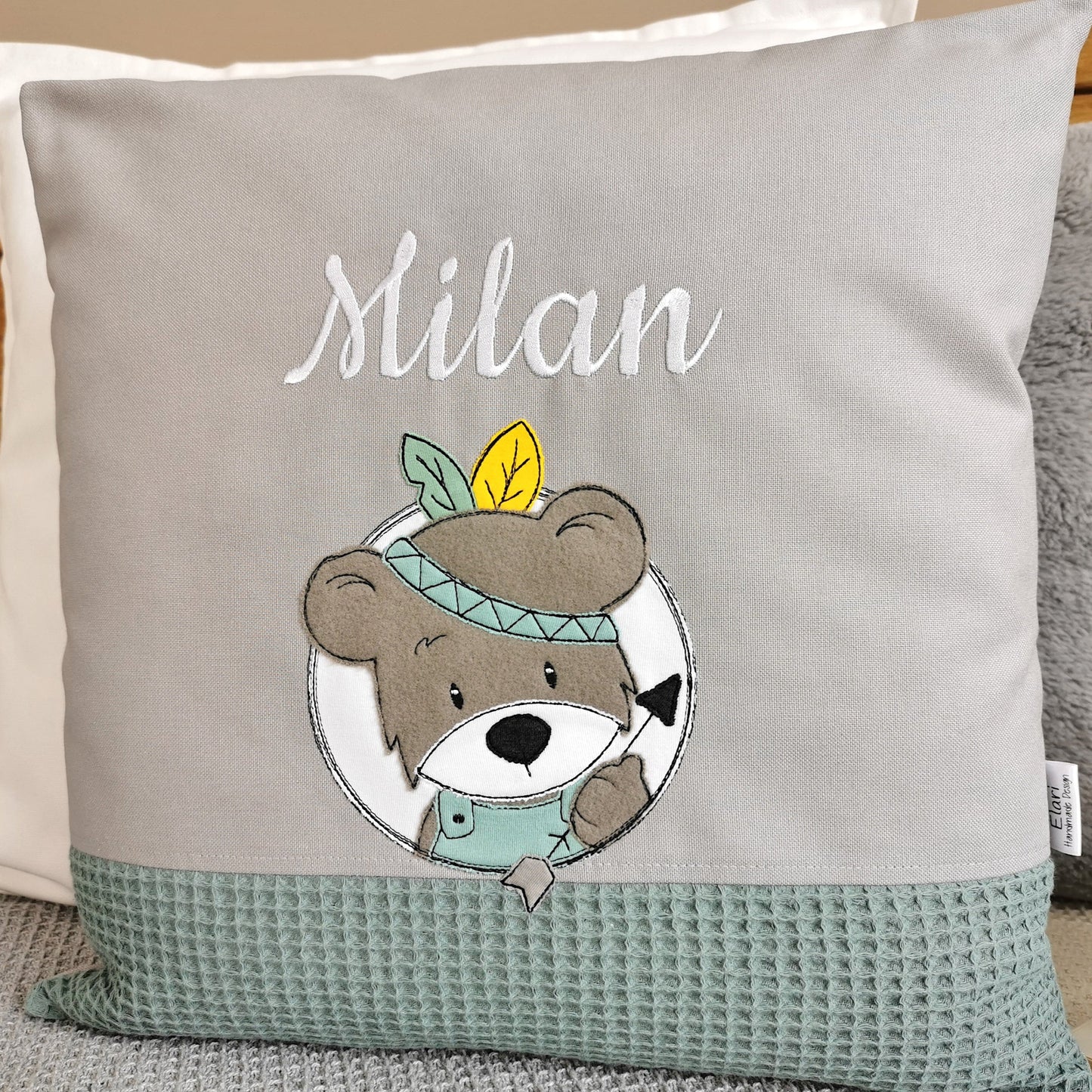 Personalisiertes Kinderkissen in deinen Lieblingsfarben. Namenskissen für Junge mit runden Bär Motiv bestickt. Handgemachte Kuschelkissen mit Namen von Elari Handmade Design