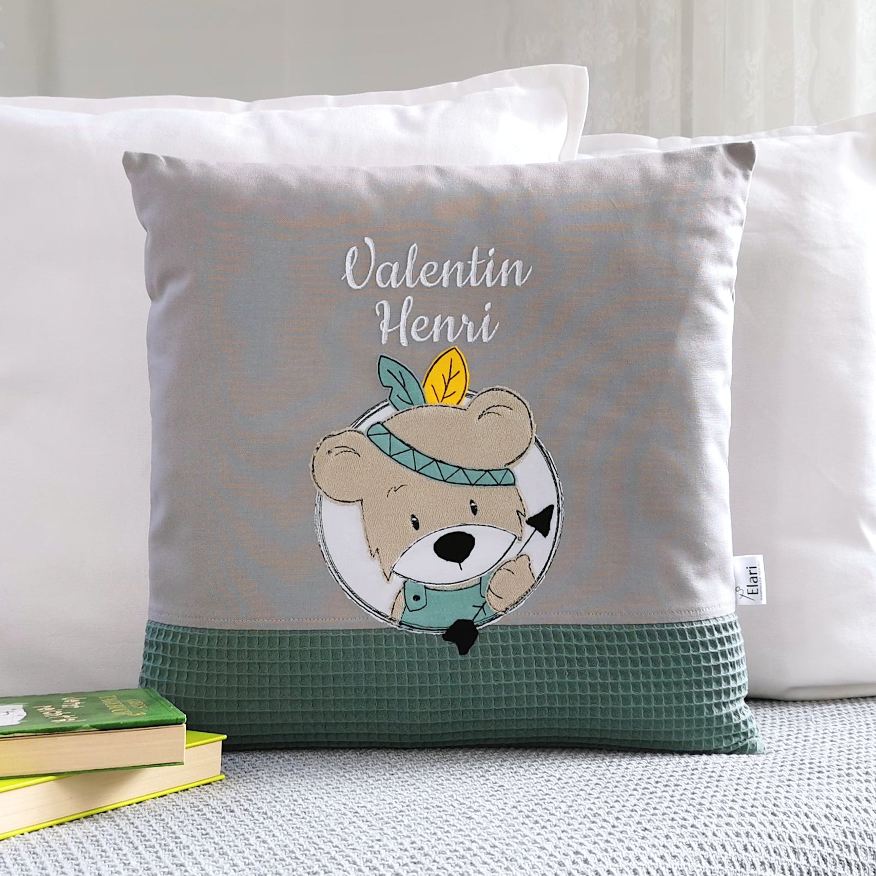 Personalisiertes Babykissen in deinen Lieblingsfarben. Namenskissen für Junge mit runden Bär Motiv bestickt. Handgemachte Kuschelkissen mit Namen von Elari Handmade Design