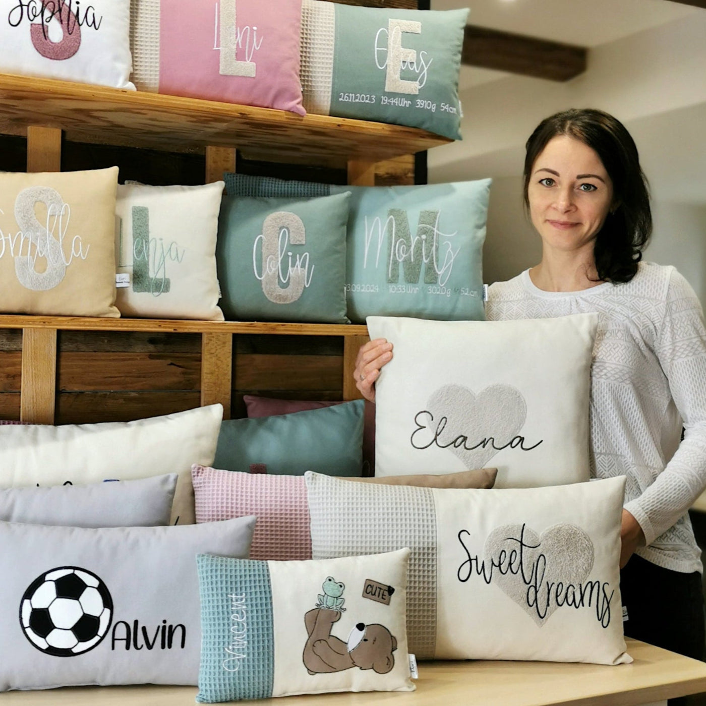 Elari Handmade Design-Olga Schopf-personalisierte Kinderkissen-Babykissen mit Namen bestickt-Namenskissen für Mädchen und Jungs-Geburtskissen mit Größe und Gewicht-personalisierte Geschenke zur Geburt-Deko Kissen