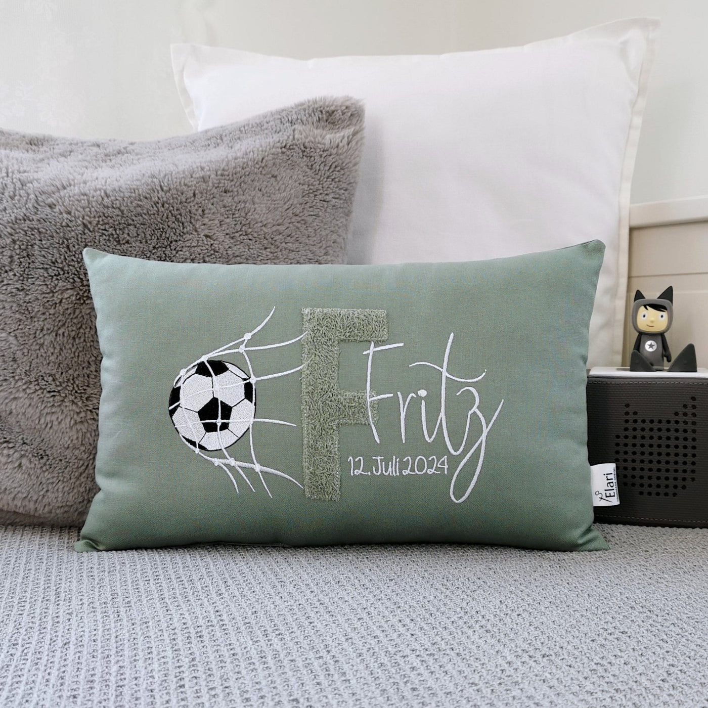 Fußball Kissen mit Namen bestickt-Fußball Kissen personalisiert und in deiner Lieblingsfarbe handgefertigt-Kinderkissen für Junge mit Namen, großem Buchstaben aus Frotteestoff und einem Fußball im Netz bestickt- ein wundervolles Geschenk für Fußball Fans-Kissen personalisiert Junge-Fußballkissen