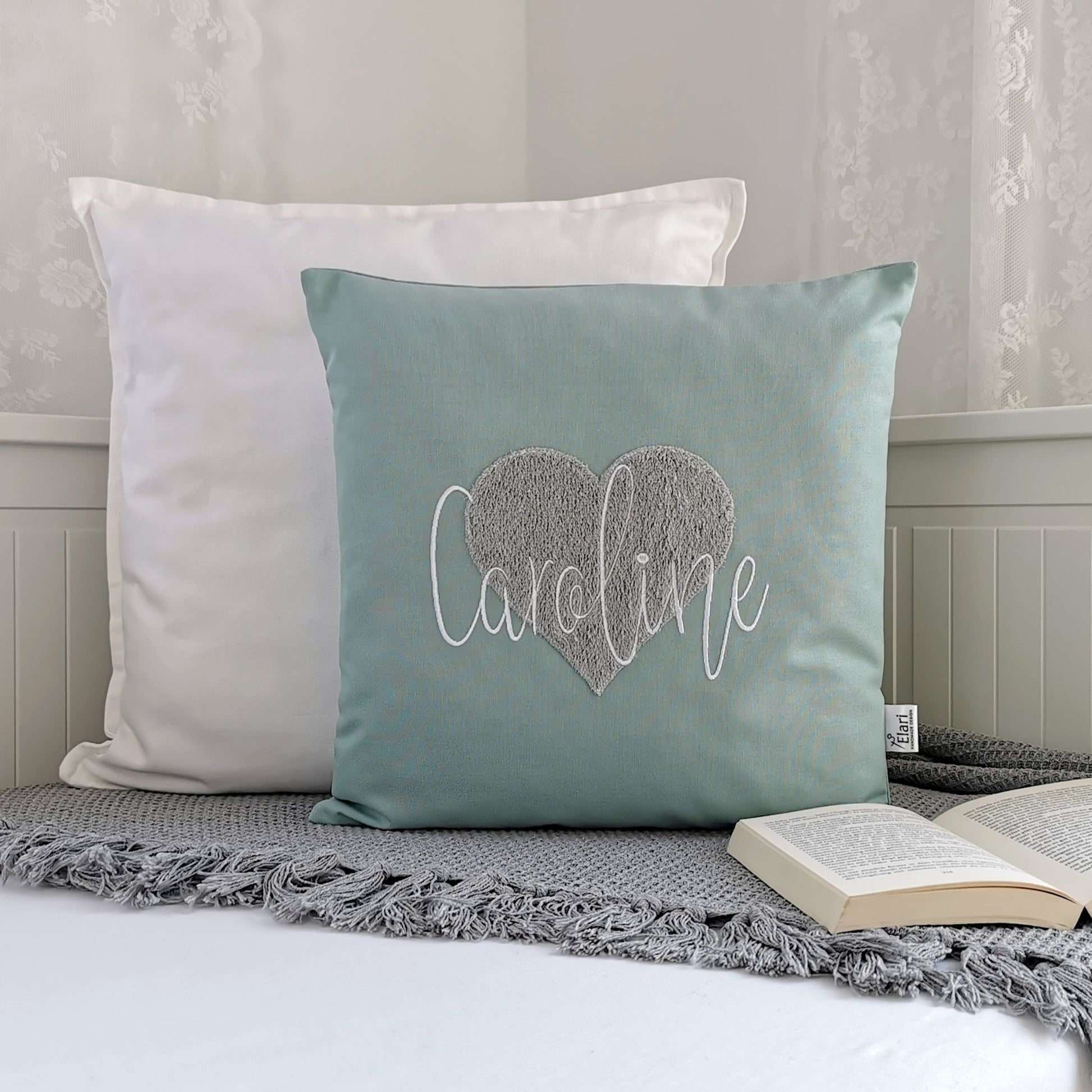 Herz Kissen personalisiert. Namenskissen für Junge und Mädchen. Herzkissen mit Namen und einem großen Herz aus kuschelweichem Frotteestoff bestickt. Handgemachte Kuschelkissen von Elari Handmade Design