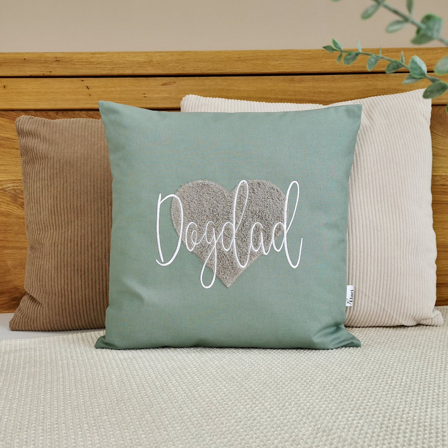 Herz Kissen personalisiert. Namenskissen für Junge und Mädchen. Herzkissen mit Namen und einem großen Herz aus kuschelweichem Frotteestoff bestickt. Handgemachte Kuschelkissen von Elari Handmade Design