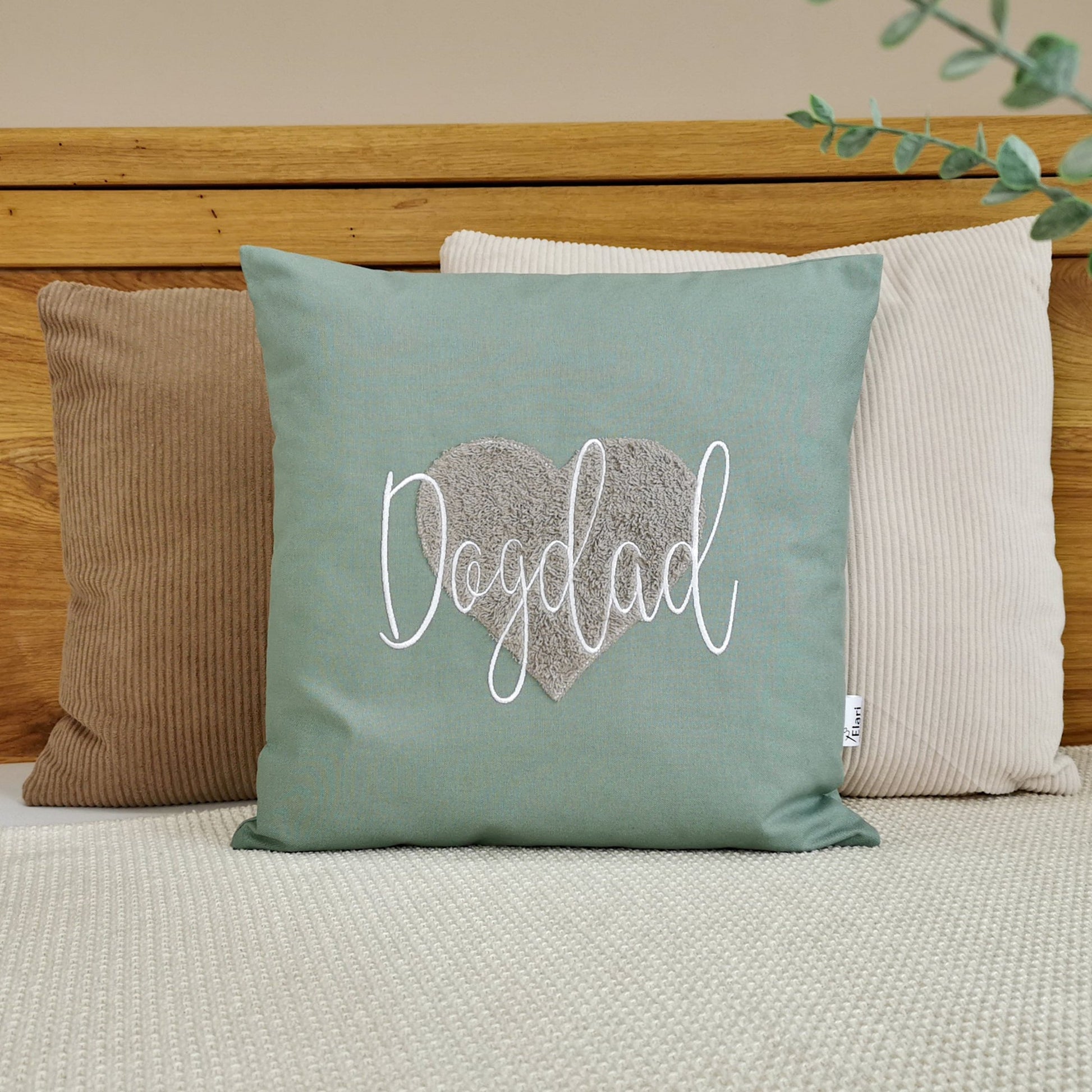 Herz Kissen personalisiert. Namenskissen für Junge und Mädchen. Herzkissen mit Namen und einem großen Herz aus kuschelweichem Frotteestoff bestickt. Handgemachte Kuschelkissen von Elari Handmade Design