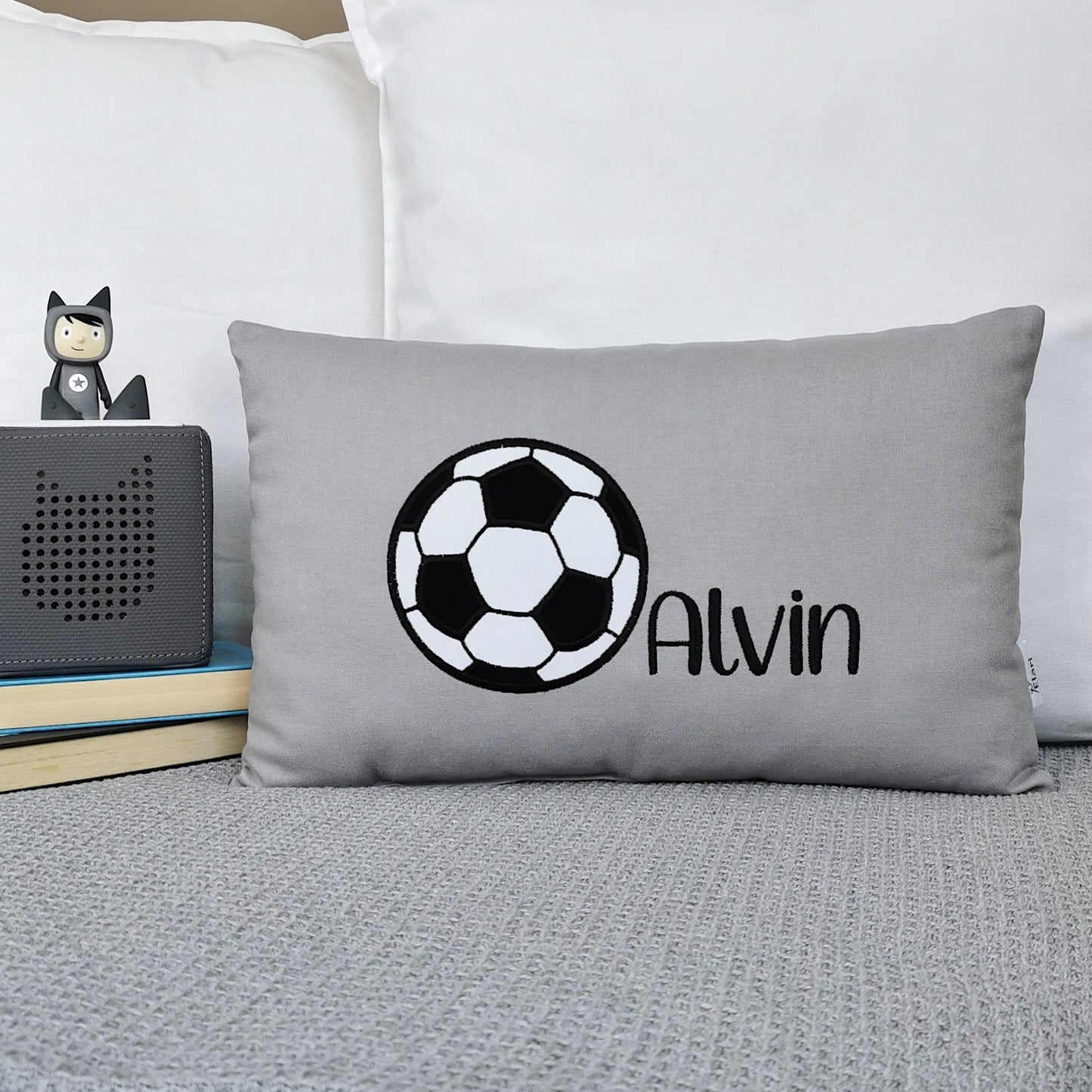 Personalisiertes Fussball Kissen in deinen Lieblingsfarben gestaltet. Namenskissen für Junge mit Fussball Motiv bestickt. Handgemachte Fussball Kissen mit Namen von Elari Handmade Design