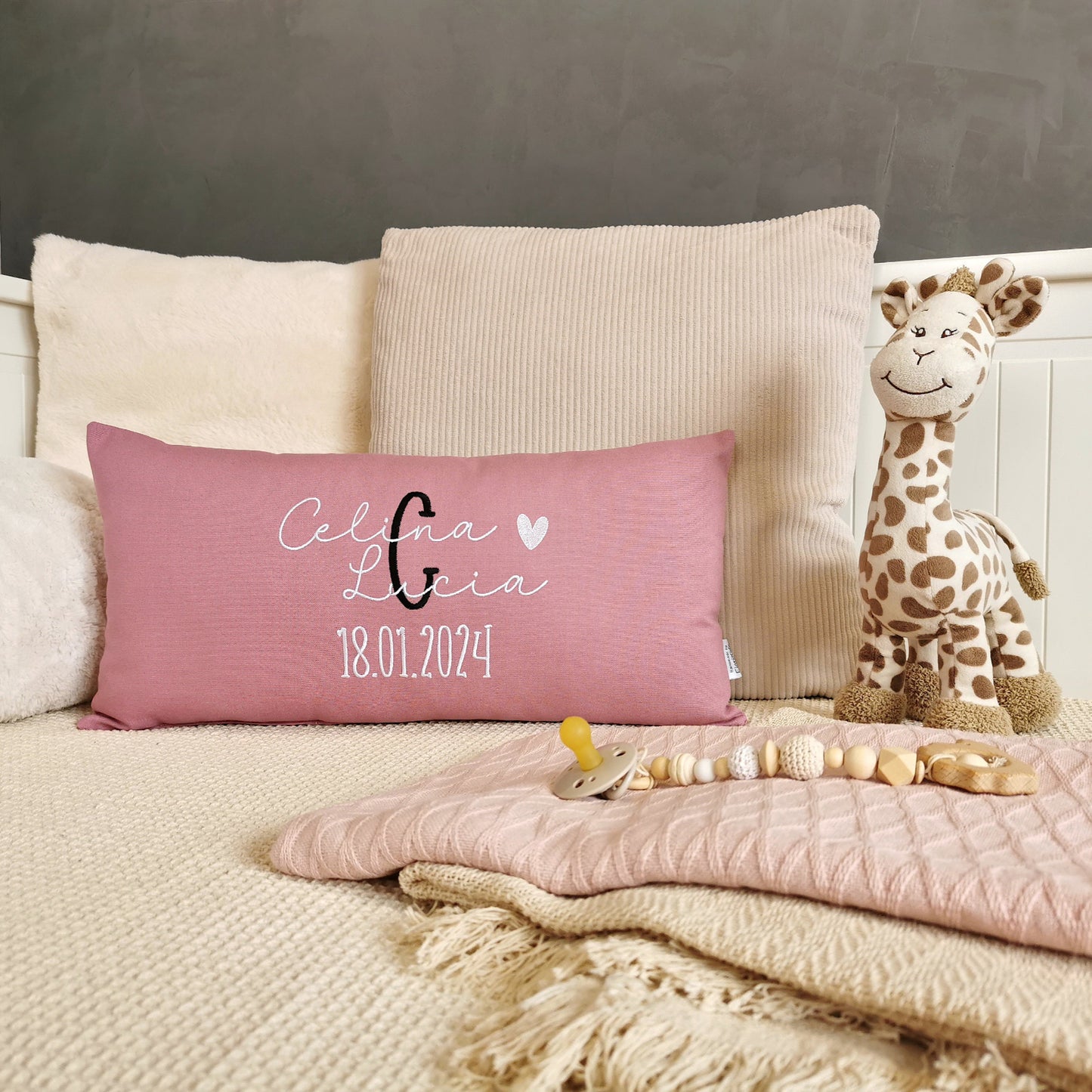 Taufkissen in deinen Lieblingsfarben gestaltet. Geburtskissen mit Namen, einem großen Buchstaben und dem Geburtsdatum bestickt, für Mädchen oder Junge. Babykissen mit Namen und Geburtsdaten, das perfekte Geschenk zur Geburt oder Taufe. Handgemachte Unikate von Elari Handmade Design