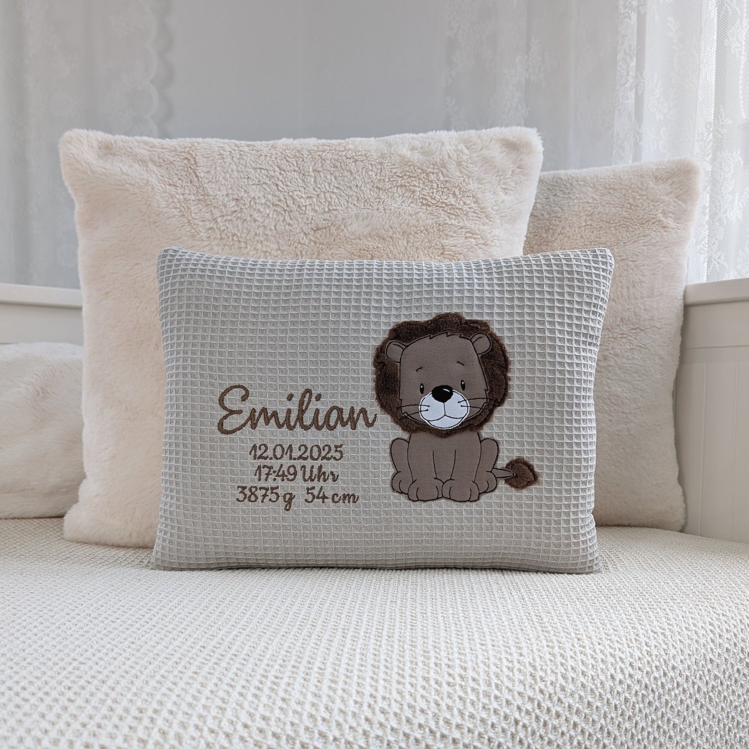 Babykissen mit Namen und Geburtsdaten in vielen Größen und deinen Lieblingsfarben. Geburtskissen mit Namen, Größe, Gewicht, einem süßen Löwe Motiv bestickt, für Junge. Personalisiertes Baby Kissen, das perfekte Geschenk zur Geburt. Handgemachte Unikate von ElariHandmadeDesign