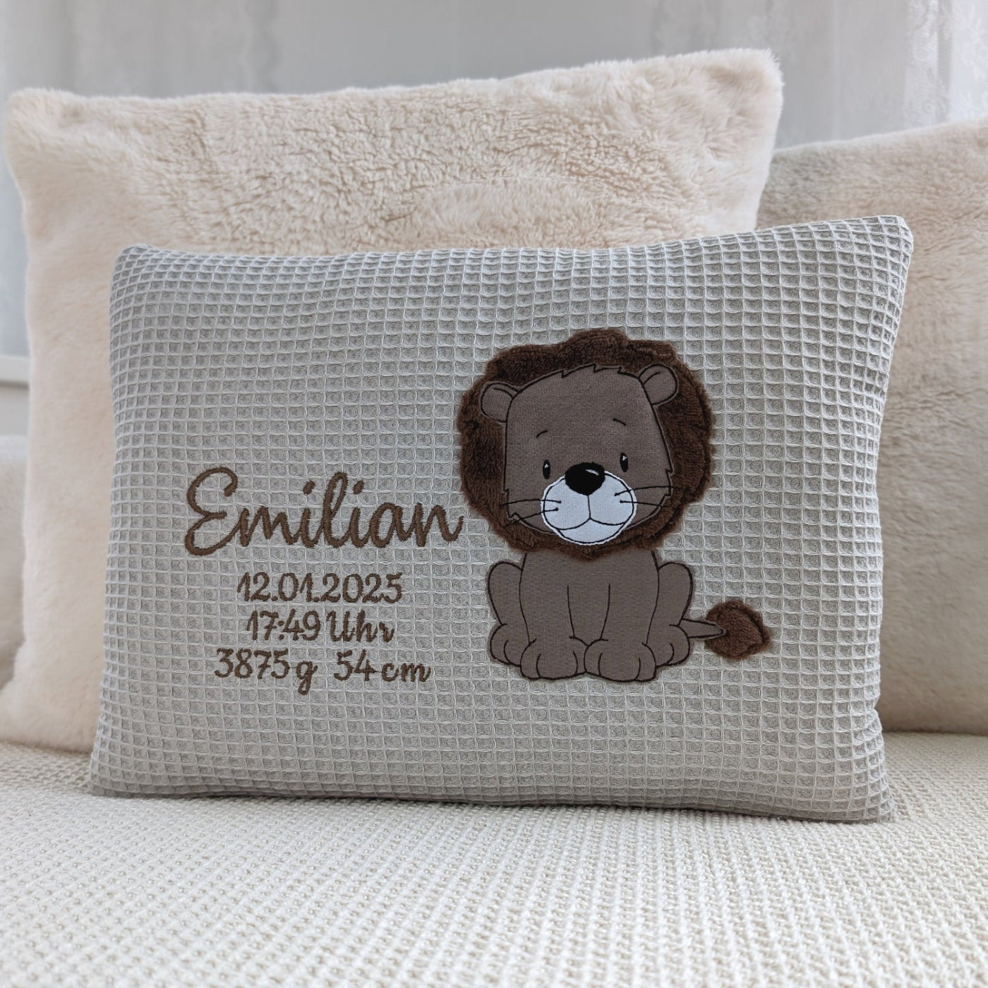Babykissen mit Namen und Geburtsdaten bestickt. Handgemacht in deinen Lieblingsfarben. Geburtskissen mit Namen, Größe, Gewicht, einem süßen Löwe Motiv bestickt, für Jungen. Personalisiertes Baby Kissen, das perfekte Geschenk zur Geburt. Handgemachte Unikate von ElariHandmadeDesign