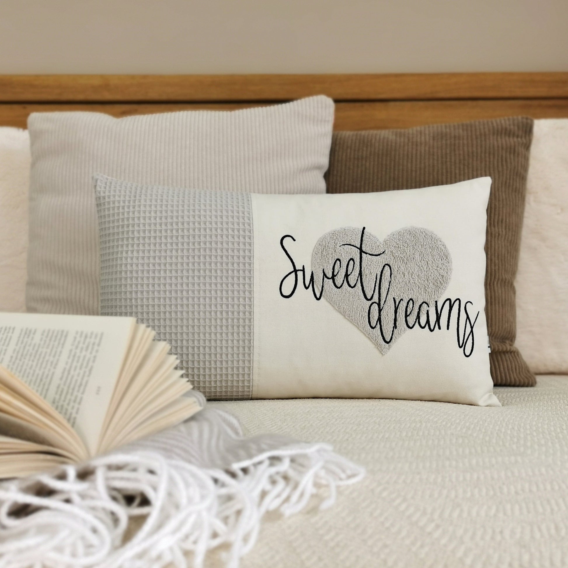 Kissen personalisiert-Kissen mit Namen bestickt-Kinderkissen personalisiert-Namenskissen für Junge Mädchen-Herzkissen personalisiert-Elari Handmade Design