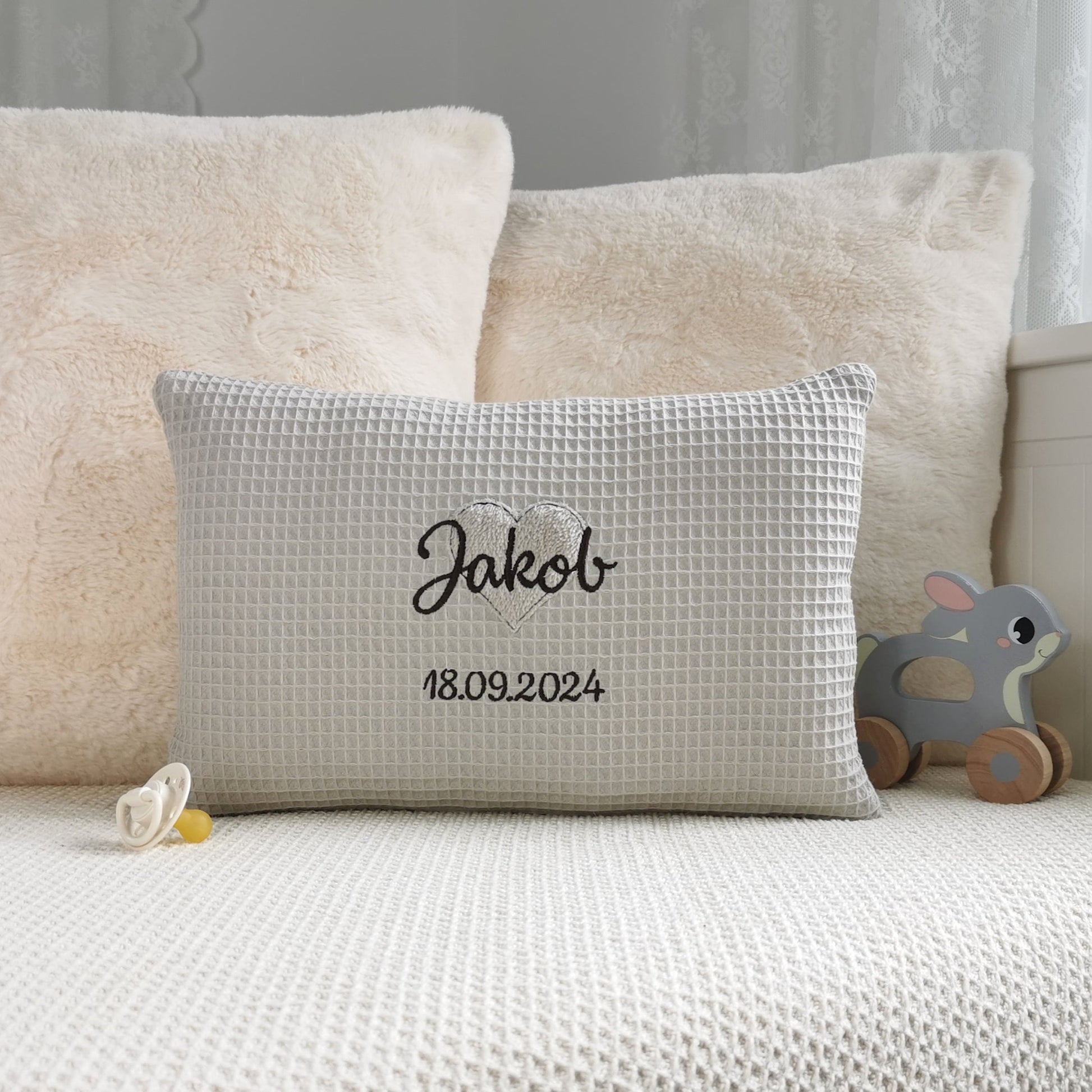 Kissen zur Geburt personalisiert mit Namen und Geburtsdaten in vielen Größen und in deinen Lieblingsfarben gestaltet. Geburtskissen mit Namen, Größe, Gewicht und einem kuscheligen Herz bestickt, für Mädchen oder Junge. Personalisiertes Baby Kissen, das perfekte Geschenk zur Geburt. Handgemachte Babykissen von ElariHandmadeDesign