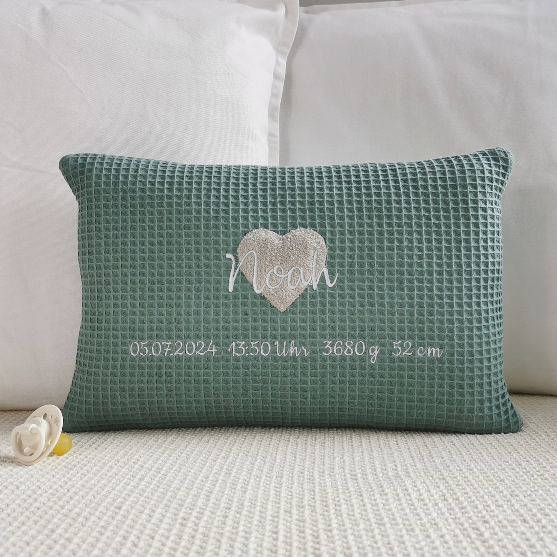 Kissen zur Geburt personalisiert mit Namen und Geburtsdaten in vielen Größen und in deinen Lieblingsfarben gestaltet. Geburtskissen mit Namen, Größe, Gewicht und einem kuscheligen Herz bestickt, für Mädchen oder Junge. Personalisiertes Baby Kissen, das perfekte Geschenk zur Geburt. Handgemachte Babykissen von ElariHandmadeDesign