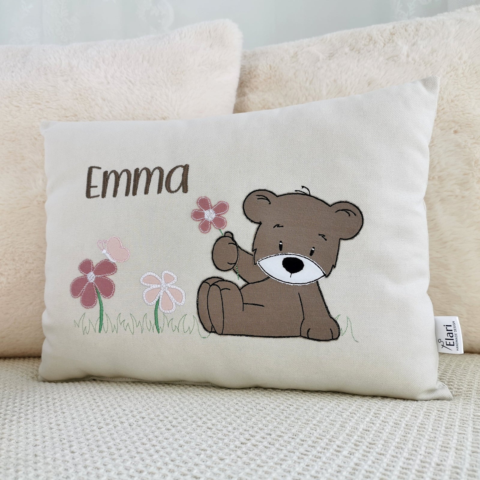 Süßes personalisiertes Babykissen in deinen Lieblingsfarben. Namenskissen für Mädchen mit Bär Motiv auf einer Blumenwiese bestickt. Handgemachte Kuschelkissen mit Namen von Elari Handmade Design
