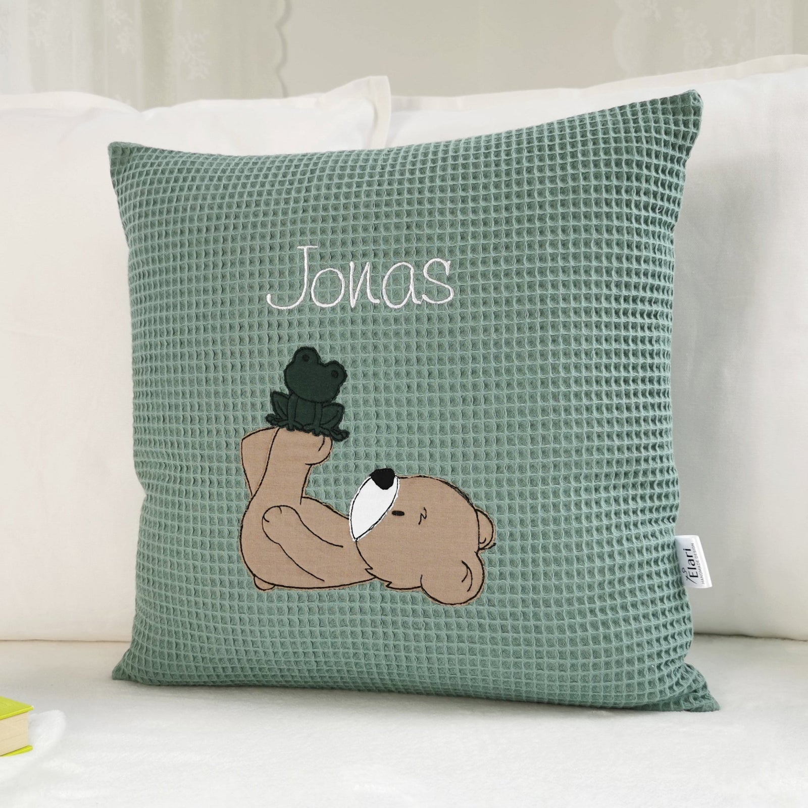 Namenskissen für Junge mit Namen und Teddy und Frosch Motiv bestickt. Handgemachte Babykissen mit Namen von Elari Handmade Design
