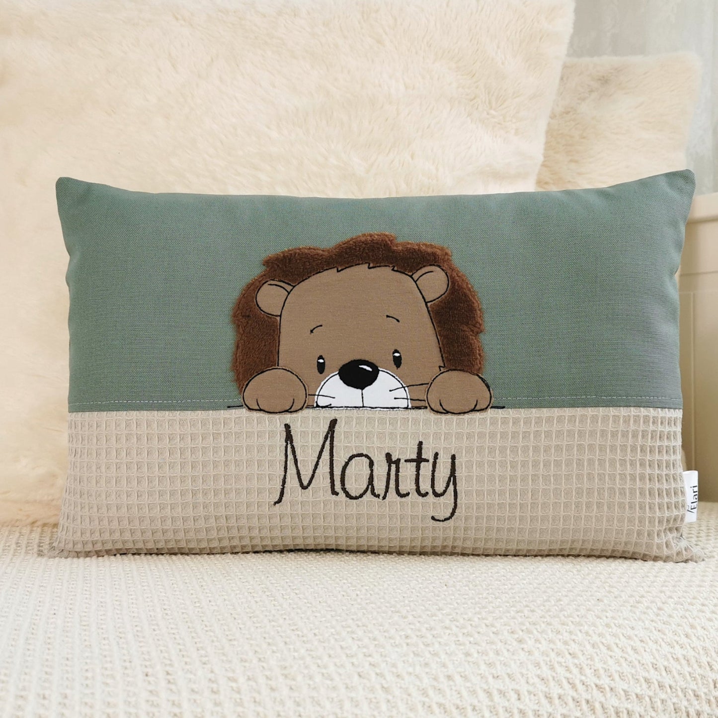 Namenskissen für Junge mit Namen und Löwe Motiv bestickt. Gestaltete in deinen Lieblingsfarben. Handgemachte Babykissen mit Namen von Elari Handmade Design