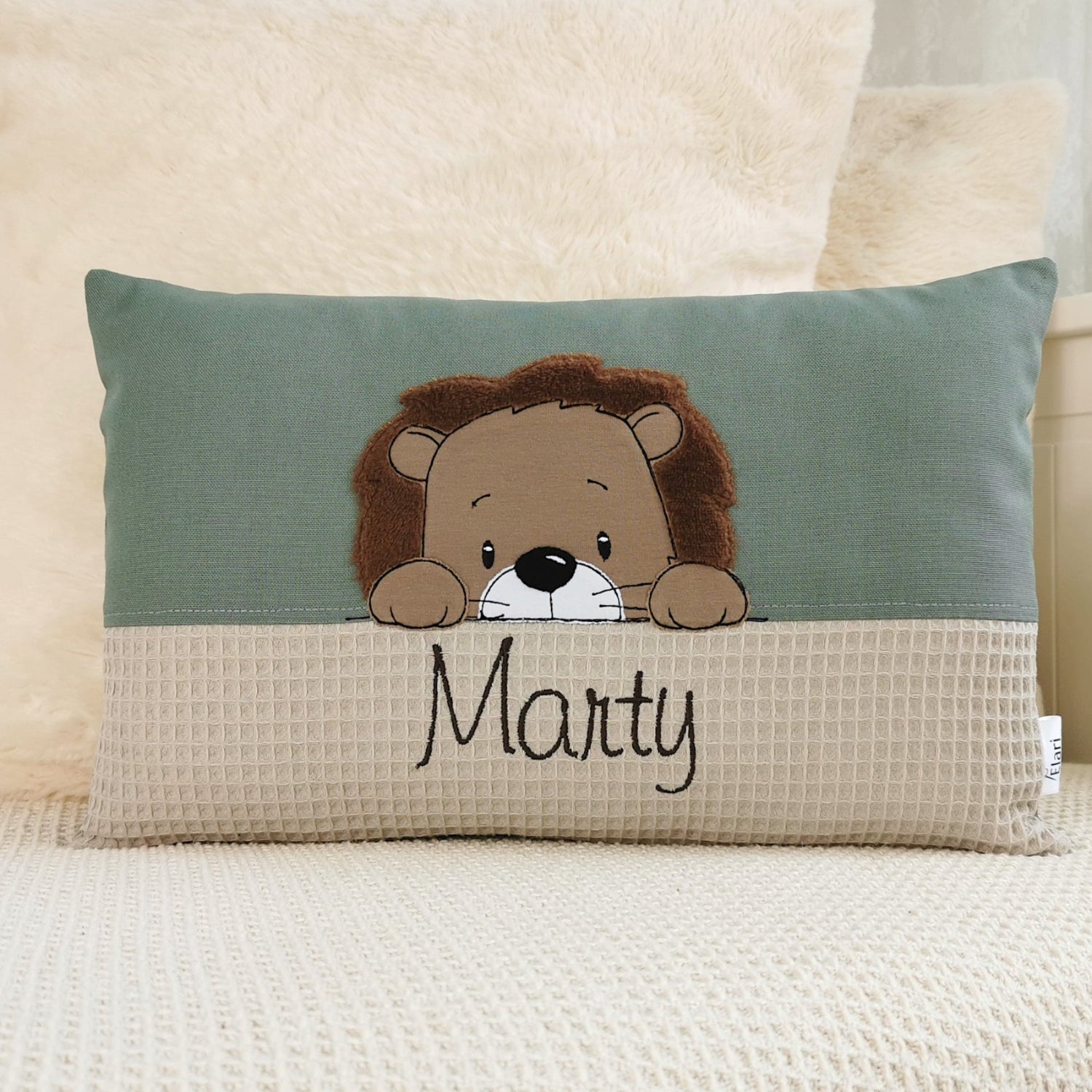 Namenskissen für Junge mit Namen und Löwe Motiv bestickt. Gestaltete in deinen Lieblingsfarben. Handgemachte Babykissen mit Namen von Elari Handmade Design