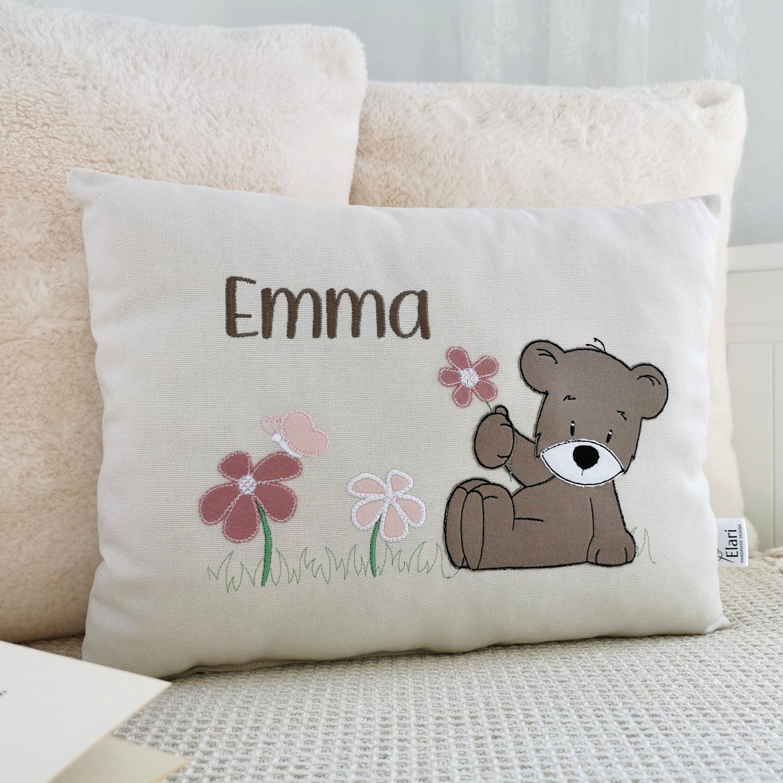 Namenskissen für Mädchen mit Namen und Bär Motiv mit Blumen bestickt. Gestaltete in deinen Lieblingsfarben. Handgemachte personalisierte Babykissen von Elari Handmade Design