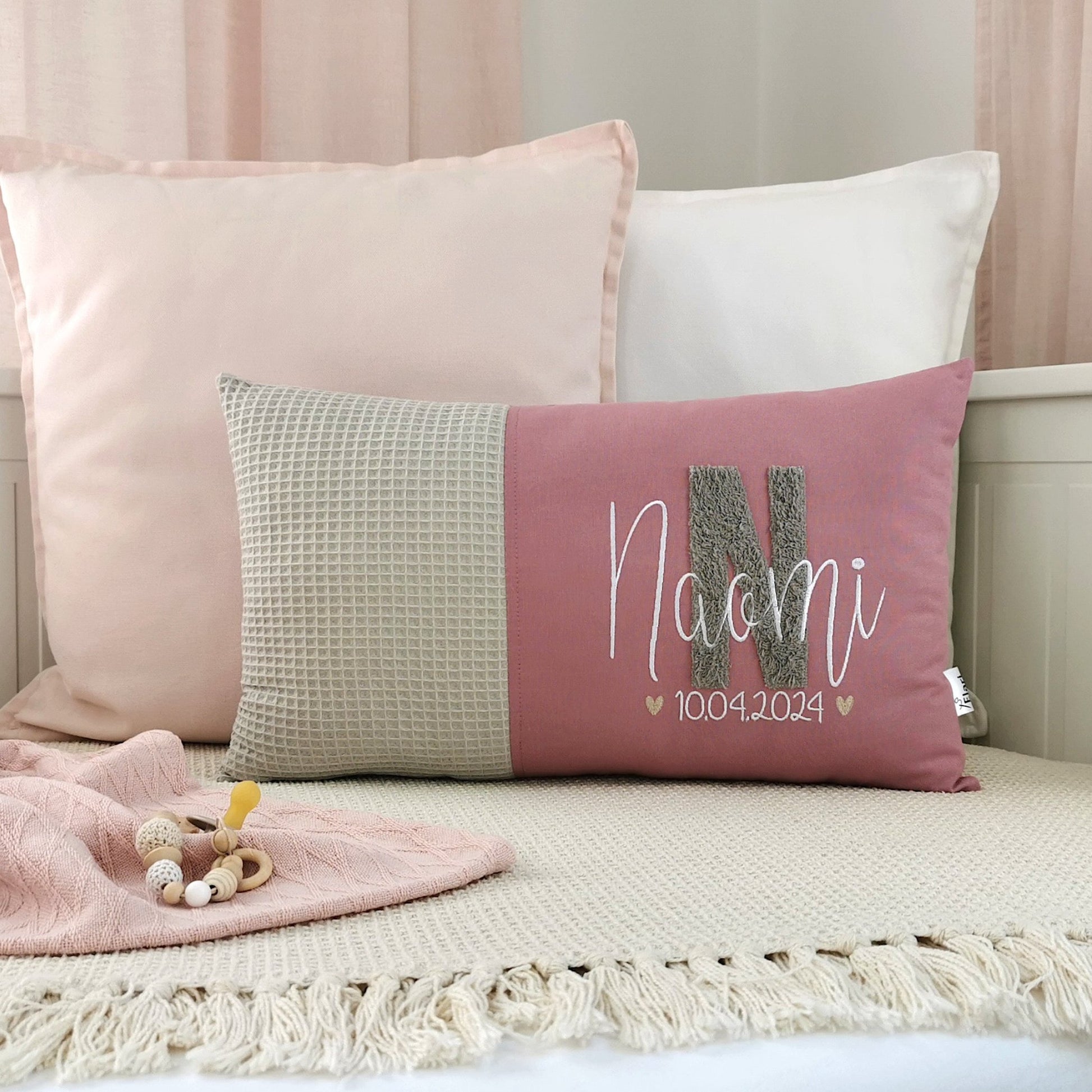 Babykissen mit Namen und Geburtsdaten in vielen Größen und deinen Lieblingsfarben. Geburtskissen mit Namen, Größe, Gewicht, einem großen und kuscheligen Buchstaben bestickt, für Mädchen oder Junge. Personalisiertes Baby Kissen, das perfekte Geschenk zur Geburt. Handgemachte Unikate von ElariHandmadeDesign