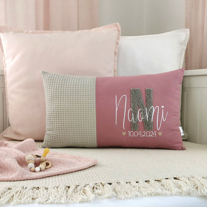 Babykissen mit Namen und Geburtsdaten in vielen Größen und deinen Lieblingsfarben. Geburtskissen mit Namen, Größe, Gewicht, einem großen und kuscheligen Buchstaben bestickt, für Mädchen oder Junge. Personalisiertes Baby Kissen, das perfekte Geschenk zur Geburt. Handgemachte Unikate von ElariHandmadeDesign