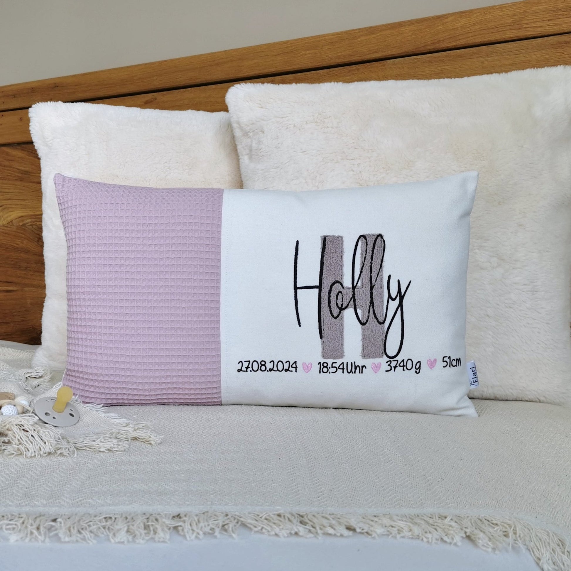 Personalisiertes Baby Kissen in vielen Größen und deinen Lieblingsfarben. Geburtskissen mit Namen, Größe, Gewicht, einem großen und kuscheligen Buchstaben bestickt, für Mädchen oder Junge. Babykissen mit Namen und Geburtsdaten, das perfekte Geschenk zur Geburt. Handgemachte Unikate von Elari Handmade Design