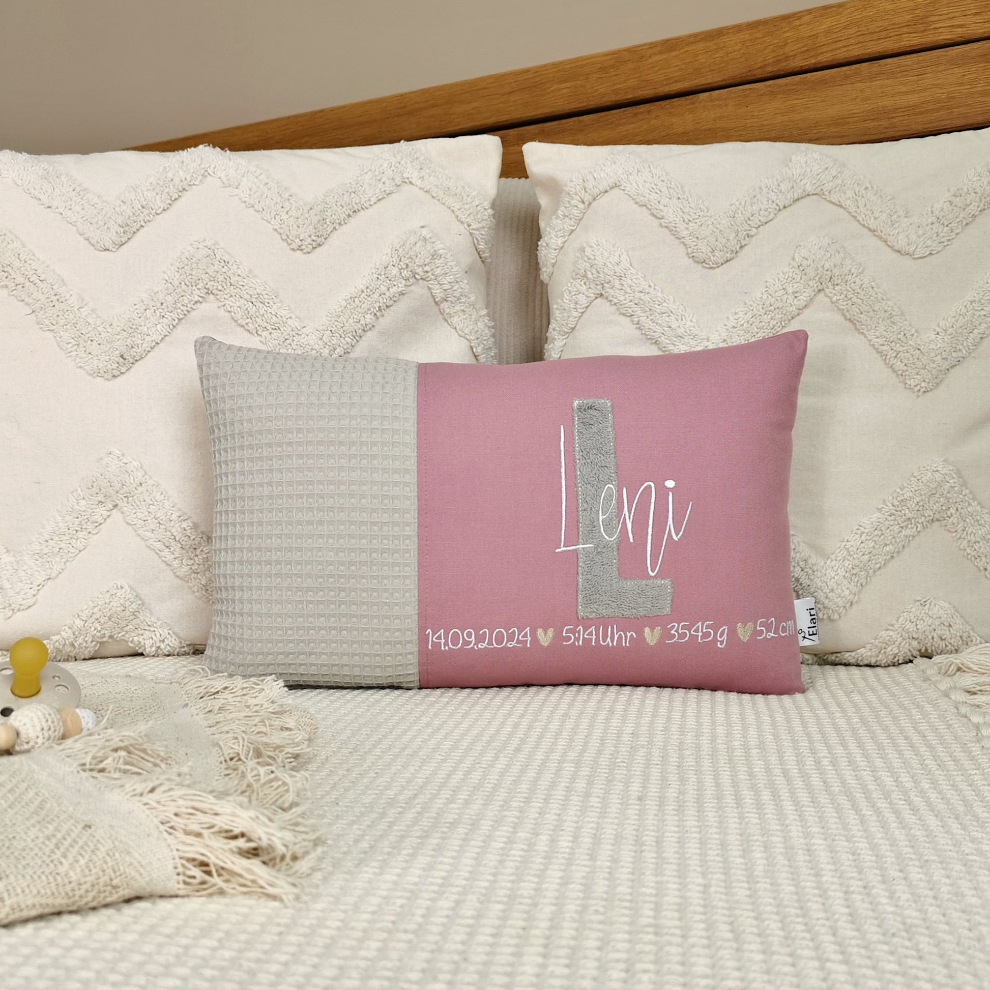 Personalisiertes Baby Kissen in vielen Größen und deinen Lieblingsfarben. Geburtskissen mit Namen und Geburtsdaten, Größe, Gewicht, einem großen und kuscheligen Buchstaben bestickt, für Mädchen oder Junge. Babykissen mit Namen und Geburtsdaten, das perfekte Geschenk zur Geburt
