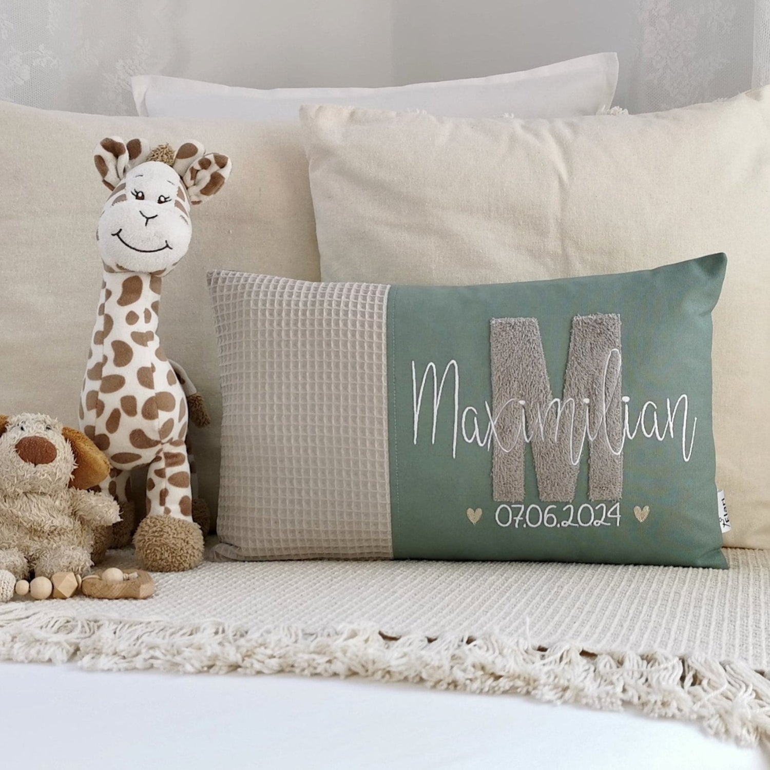 Personalisiertes Baby Kissen in vielen Größen und deinen Lieblingsfarben. Geburtskissen mit Namen und Geburtsdaten, Größe, Gewicht, einem großen und kuscheligen Buchstaben bestickt, für Mädchen oder Junge. Babykissen mit Namen und Geburtsdaten, das perfekte Geschenk zur Geburt
