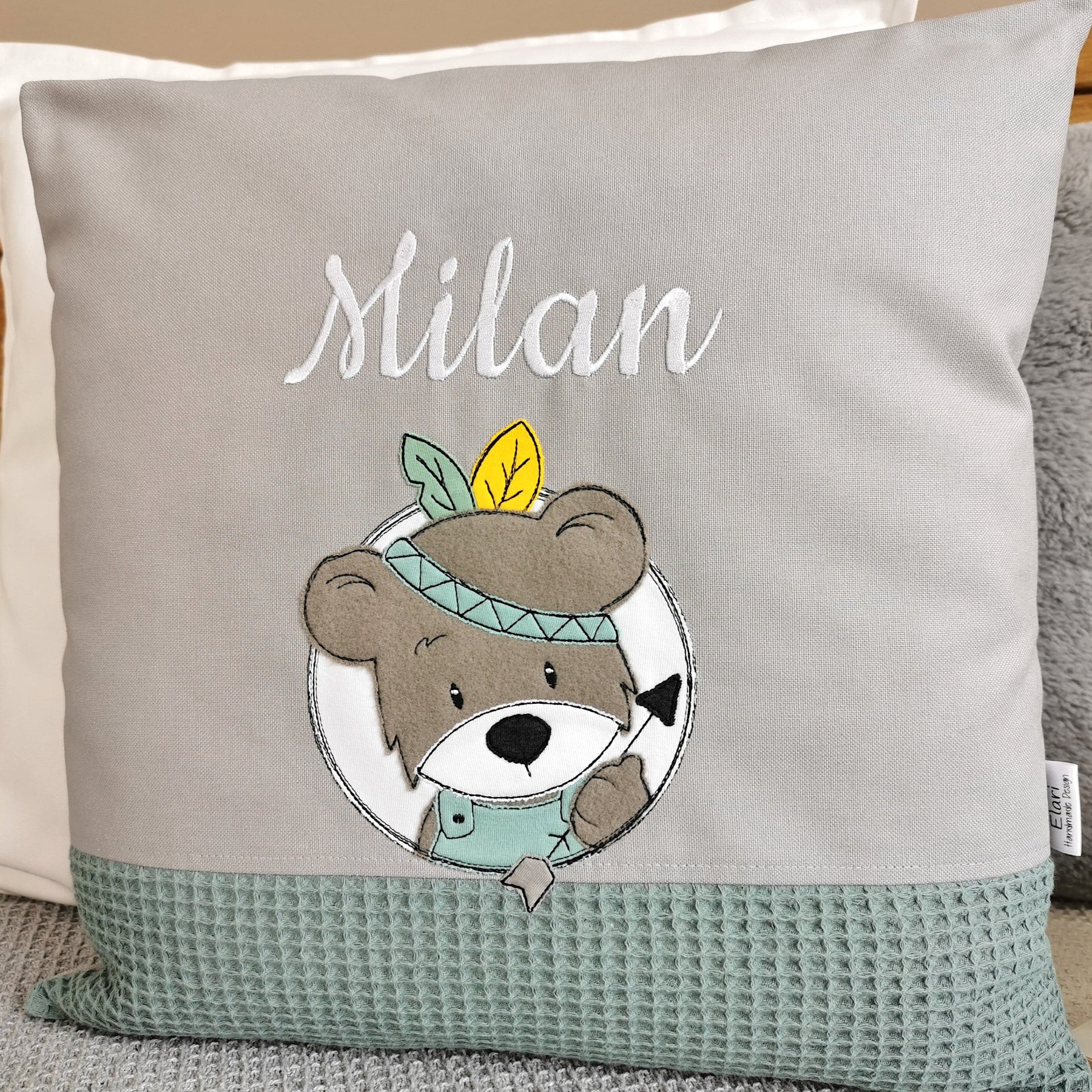 Personalisiertes Kinderkissen in deinen Lieblingsfarben. Namenskissen für Junge mit runden Bär Motiv bestickt. Handgemachte Kuschelkissen mit Namen von Elari Handmade Design