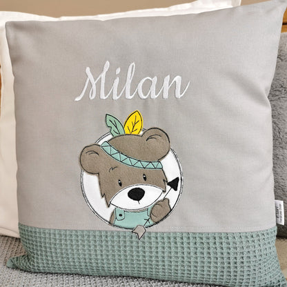 Personalisiertes Kinderkissen in deinen Lieblingsfarben. Namenskissen für Junge mit runden Bär Motiv bestickt. Handgemachte Kuschelkissen mit Namen von Elari Handmade Design