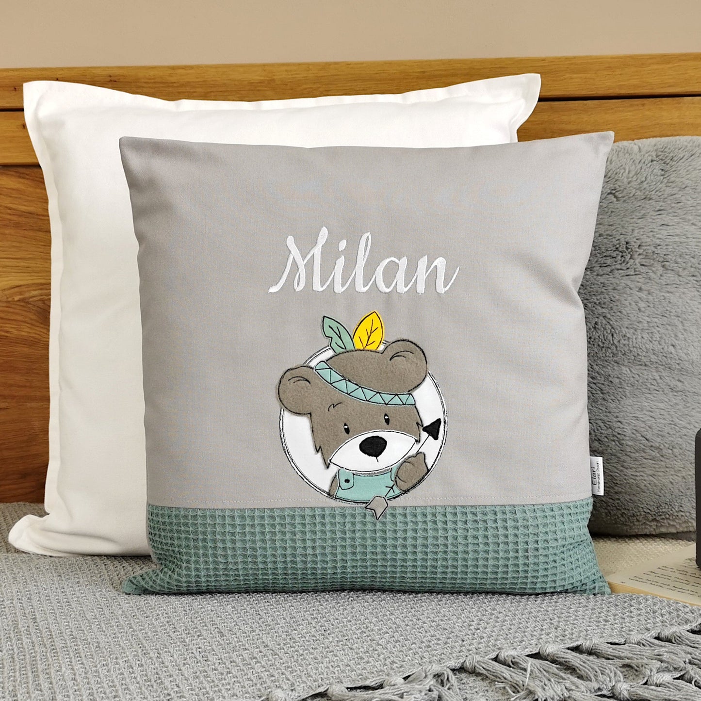 Personalisiertes Kinderkissen in deinen Lieblingsfarben. Kuschelkissen für Junge mit runden Bär Motiv bestickt. Handgemachte Namenskissen mit Namen von Elari Handmade Design