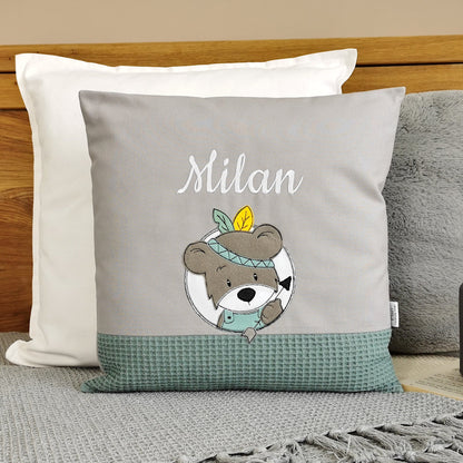 Personalisiertes Kinderkissen in deinen Lieblingsfarben. Kuschelkissen für Junge mit runden Bär Motiv bestickt. Handgemachte Namenskissen mit Namen von Elari Handmade Design