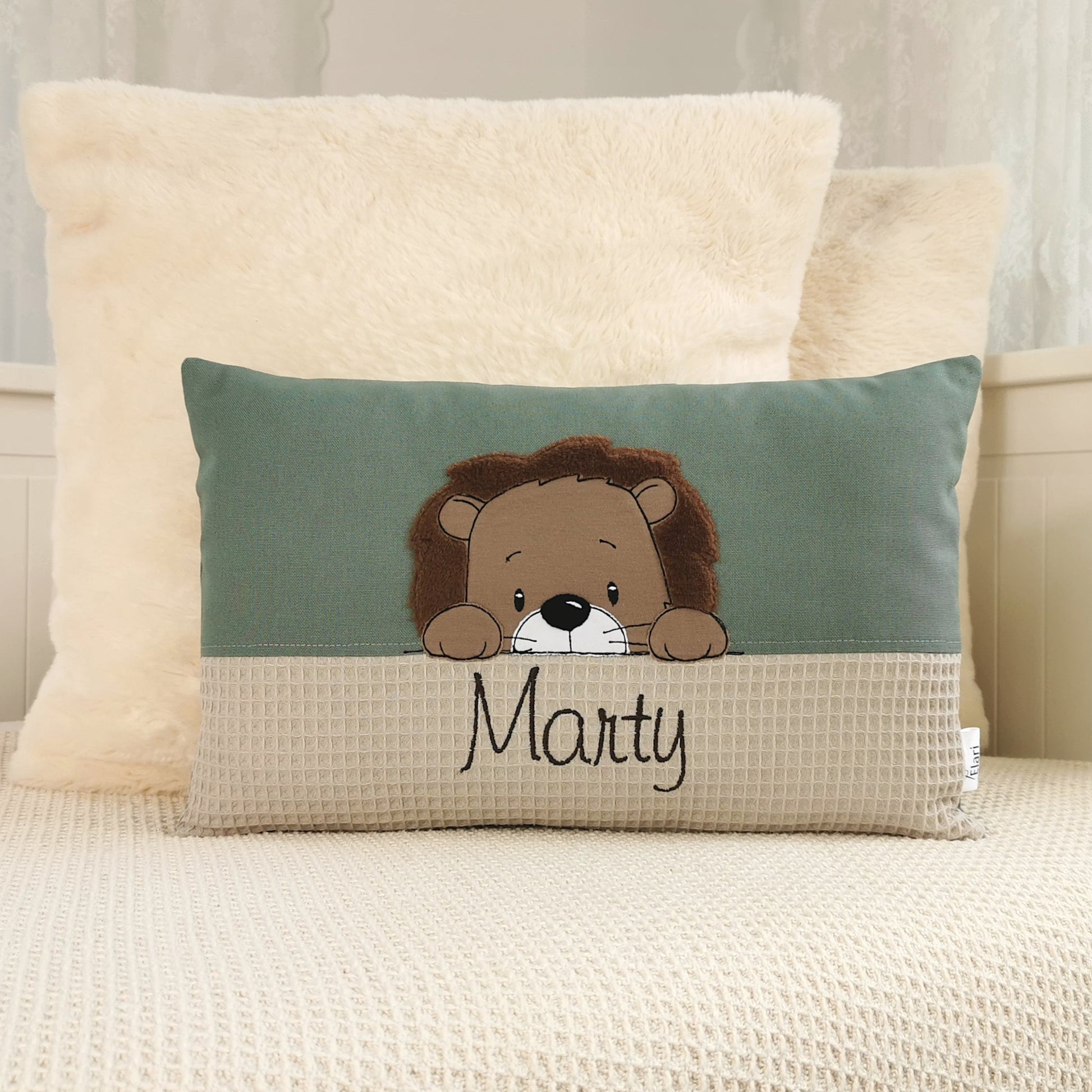 Namenskissen für Junge mit Namen und Löwe Motiv bestickt. Gestaltete in deinen Lieblingsfarben. Handgemachte Babykissen mit Namen von Elari Handmade Design