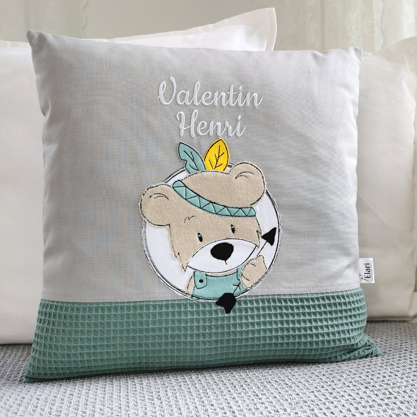 Personalisiertes Kinderkissen in deinen Lieblingsfarben. Namenskissen für Junge mit runden Bär Motiv bestickt. Handgemachte Kuschelkissen mit Namen von Elari Handmade Design