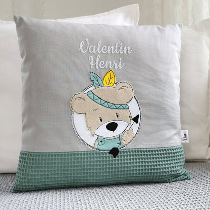 Personalisiertes Kinderkissen in deinen Lieblingsfarben. Namenskissen für Junge mit runden Bär Motiv bestickt. Handgemachte Kuschelkissen mit Namen von Elari Handmade Design