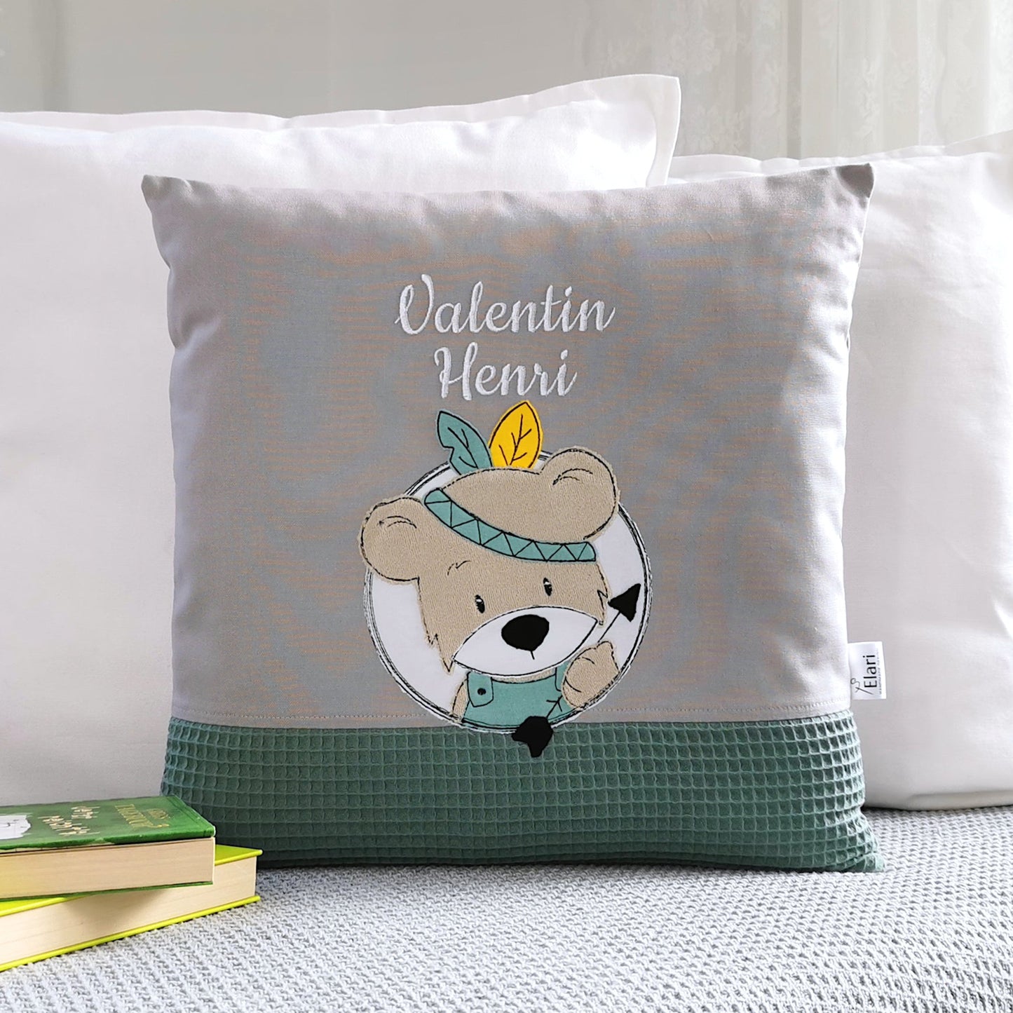 Personalisiertes Babykissen in deinen Lieblingsfarben. Namenskissen für Junge mit runden Bär Motiv bestickt. Handgemachte Kuschelkissen mit Namen von Elari Handmade Design