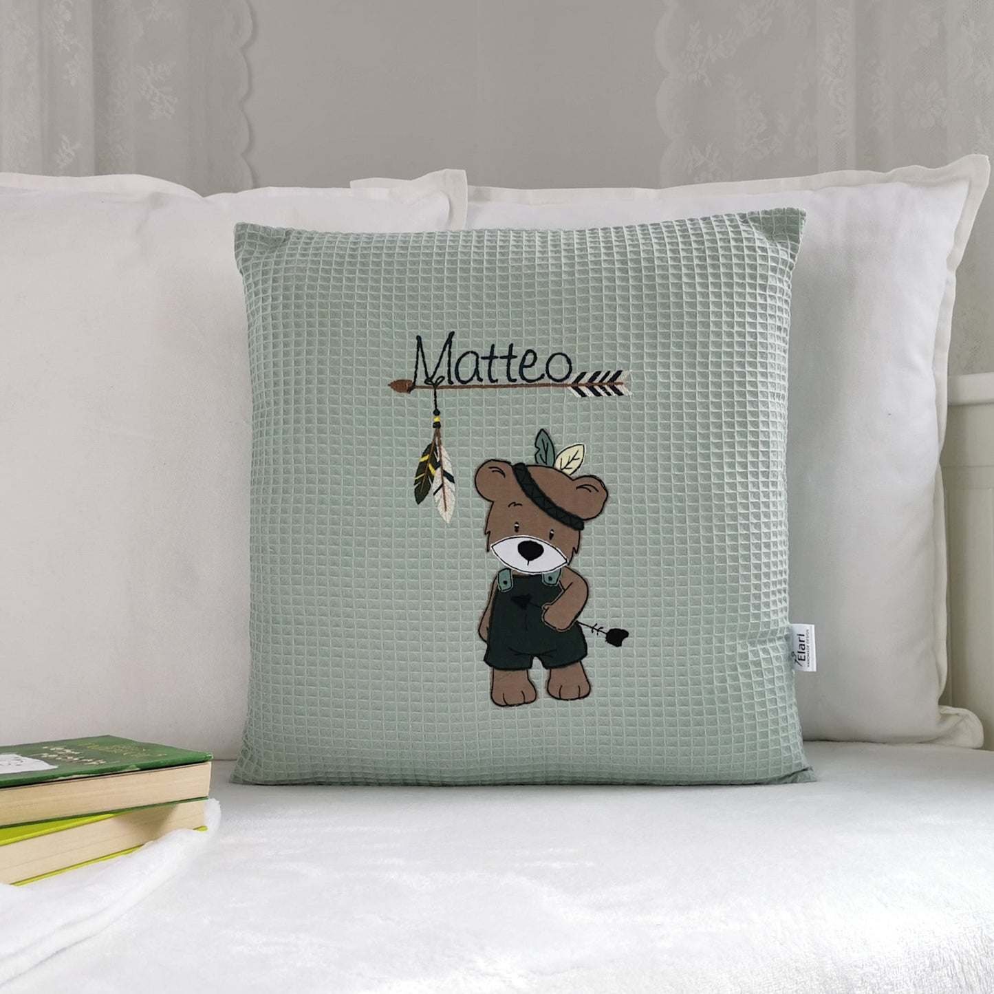Personalisiertes Kinderkissen in deinen Lieblingsfarben. Namenskissen für Junge mit Boho Bär Motiv und einer Feder bestickt. Handgemachte Kuschelkissen mit Namen von Elari Handmade Design