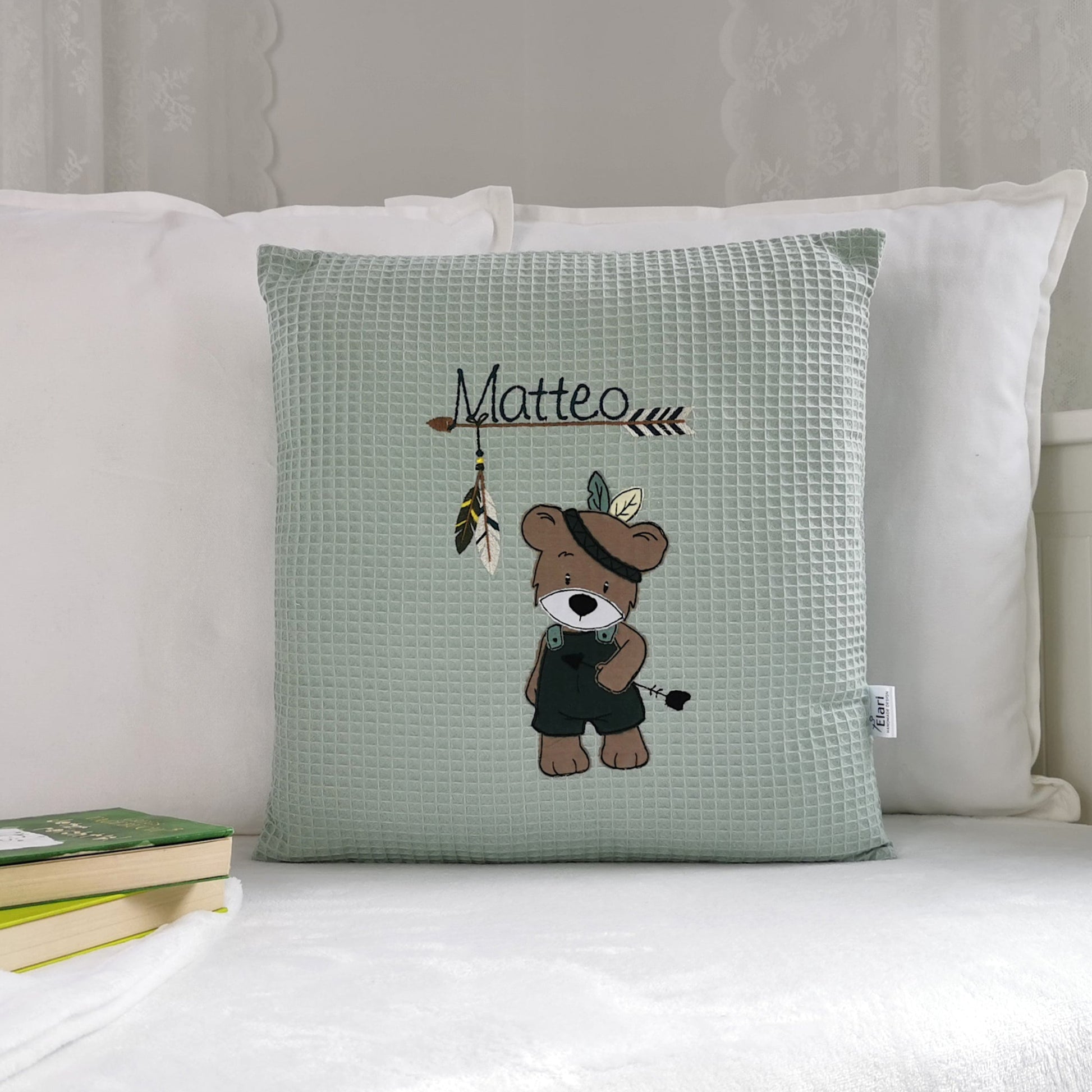 Personalisiertes Kinderkissen in deinen Lieblingsfarben. Namenskissen für Junge mit Boho Bär Motiv und einer Feder bestickt. Handgemachte Kuschelkissen mit Namen von Elari Handmade Design