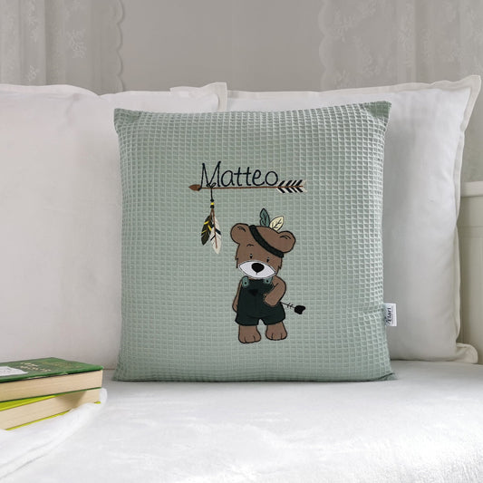 Personalisiertes Kinderkissen in deinen Lieblingsfarben. Namenskissen für Junge mit Boho Bär Motiv und einer Feder bestickt. Handgemachte Kuschelkissen mit Namen von Elari Handmade Design