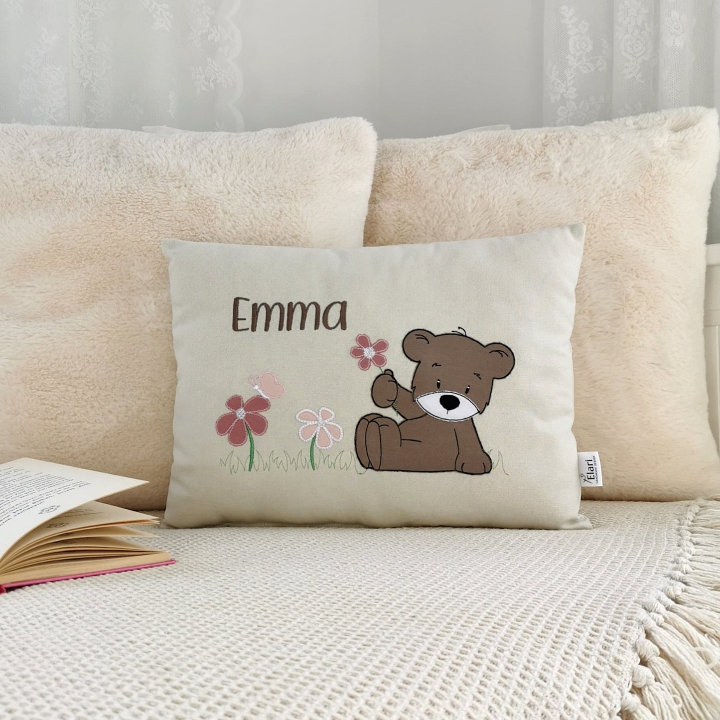 Namenskissen für Mädchen mit Namen und Bär Motiv mit Blumen bestickt. Gestaltete in deinen Lieblingsfarben. Handgemachte personalisierte Babykissen von Elari Handmade Design