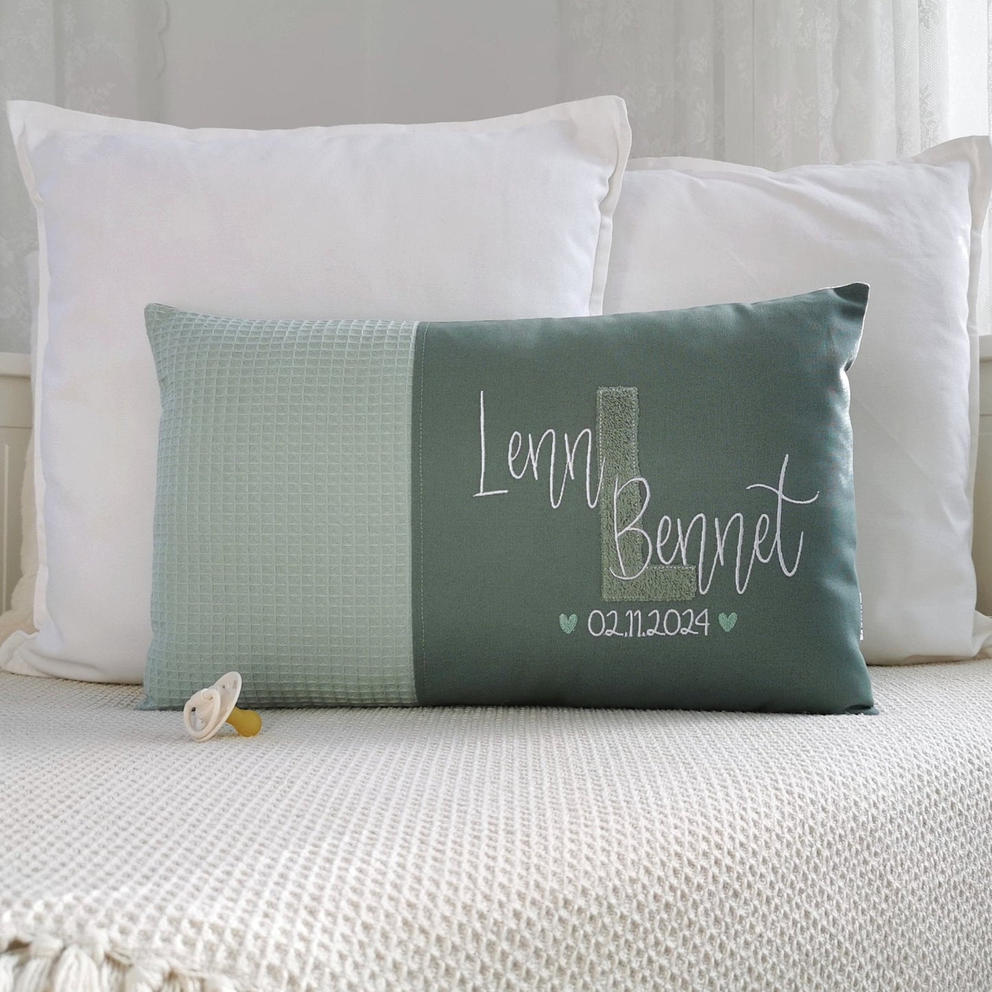 Personalisiertes Baby Kissen in vielen Größen und deinen Lieblingsfarben. Geburtskissen mit Namen und Geburtsdaten, Größe, Gewicht, einem großen und kuscheligen Buchstaben bestickt, für Mädchen oder Junge. Babykissen mit Namen und Geburtsdaten, das perfekte Geschenk zur Geburt