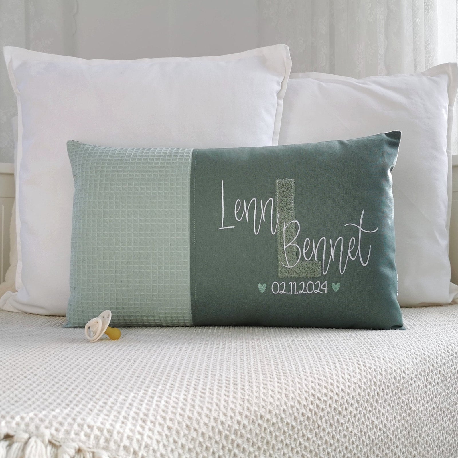Personalisiertes Baby Kissen in vielen Größen und deinen Lieblingsfarben. Geburtskissen mit Namen und Geburtsdaten, Größe, Gewicht, einem großen und kuscheligen Buchstaben bestickt, für Mädchen oder Junge. Babykissen mit Namen und Geburtsdaten, das perfekte Geschenk zur Geburt
