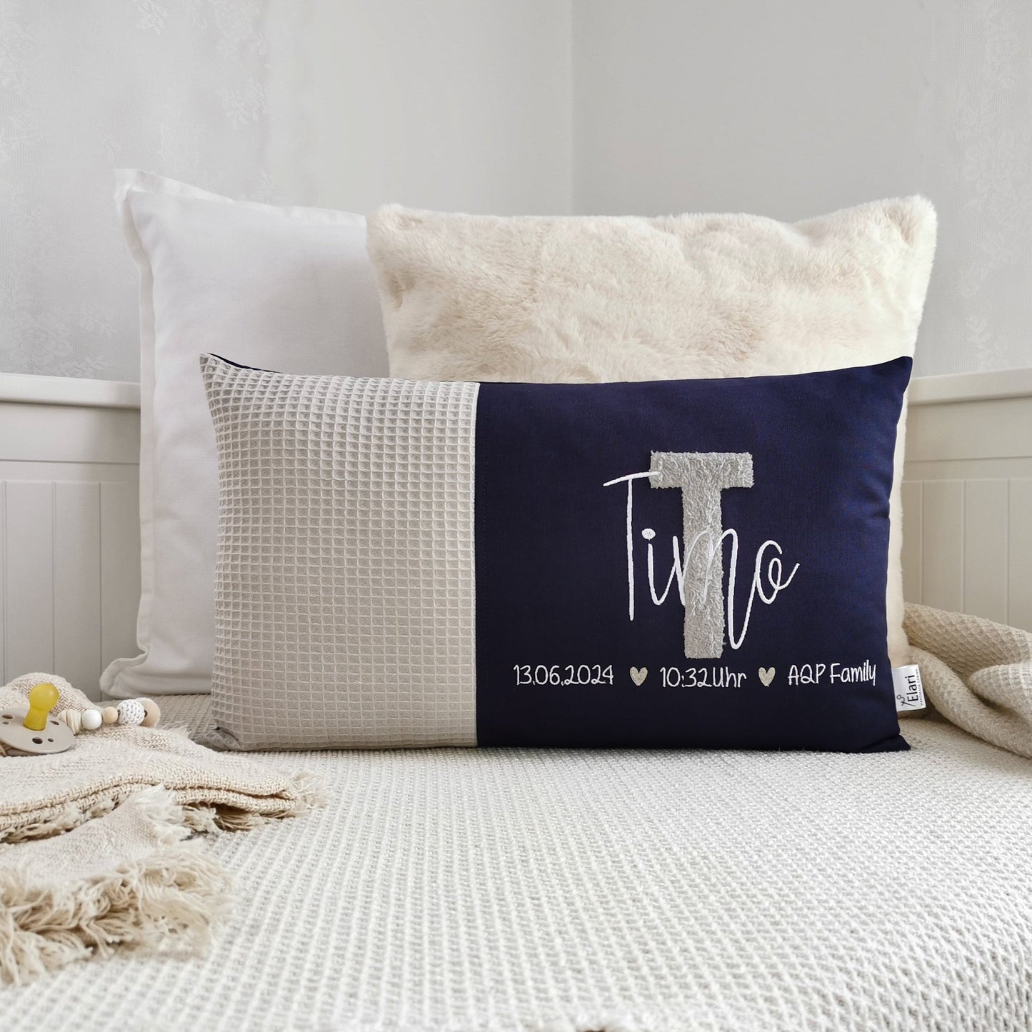 Personalisiertes Baby Kissen in vielen Größen und deinen Lieblingsfarben. Geburtskissen mit Namen, Größe, Gewicht, einem großen und kuscheligen Buchstaben bestickt, für Mädchen oder Junge. Babykissen mit Namen und Geburtsdaten, das perfekte Geschenk zur Geburt. Handgemachte Unikate von Elari Handmade Design