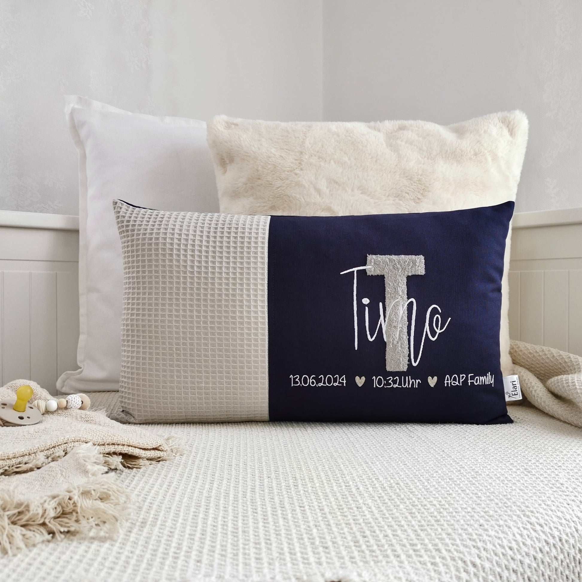 Personalisiertes Baby Kissen in vielen Größen und deinen Lieblingsfarben. Geburtskissen mit Namen, Größe, Gewicht, einem großen und kuscheligen Buchstaben bestickt, für Mädchen oder Junge. Babykissen mit Namen und Geburtsdaten, das perfekte Geschenk zur Geburt. Handgemachte Unikate von Elari Handmade Design
