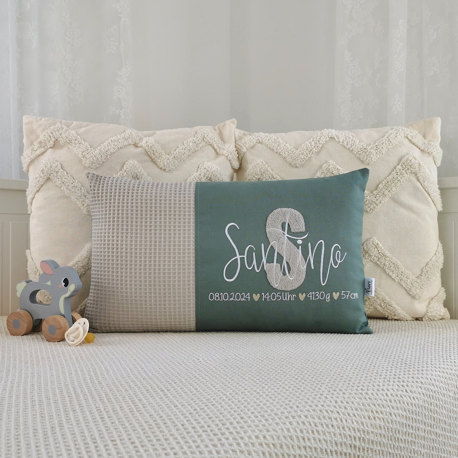 Personalisiertes Baby Kissen in vielen Größen und deinen Lieblingsfarben. Geburtskissen mit Namen, Größe, Gewicht, einem großen und kuscheligen Buchstaben bestickt, für Mädchen oder Junge. Babykissen mit Namen und Geburtsdaten, das perfekte Geschenk zur Geburt. Handgemachte Unikate von Elari Handmade Design