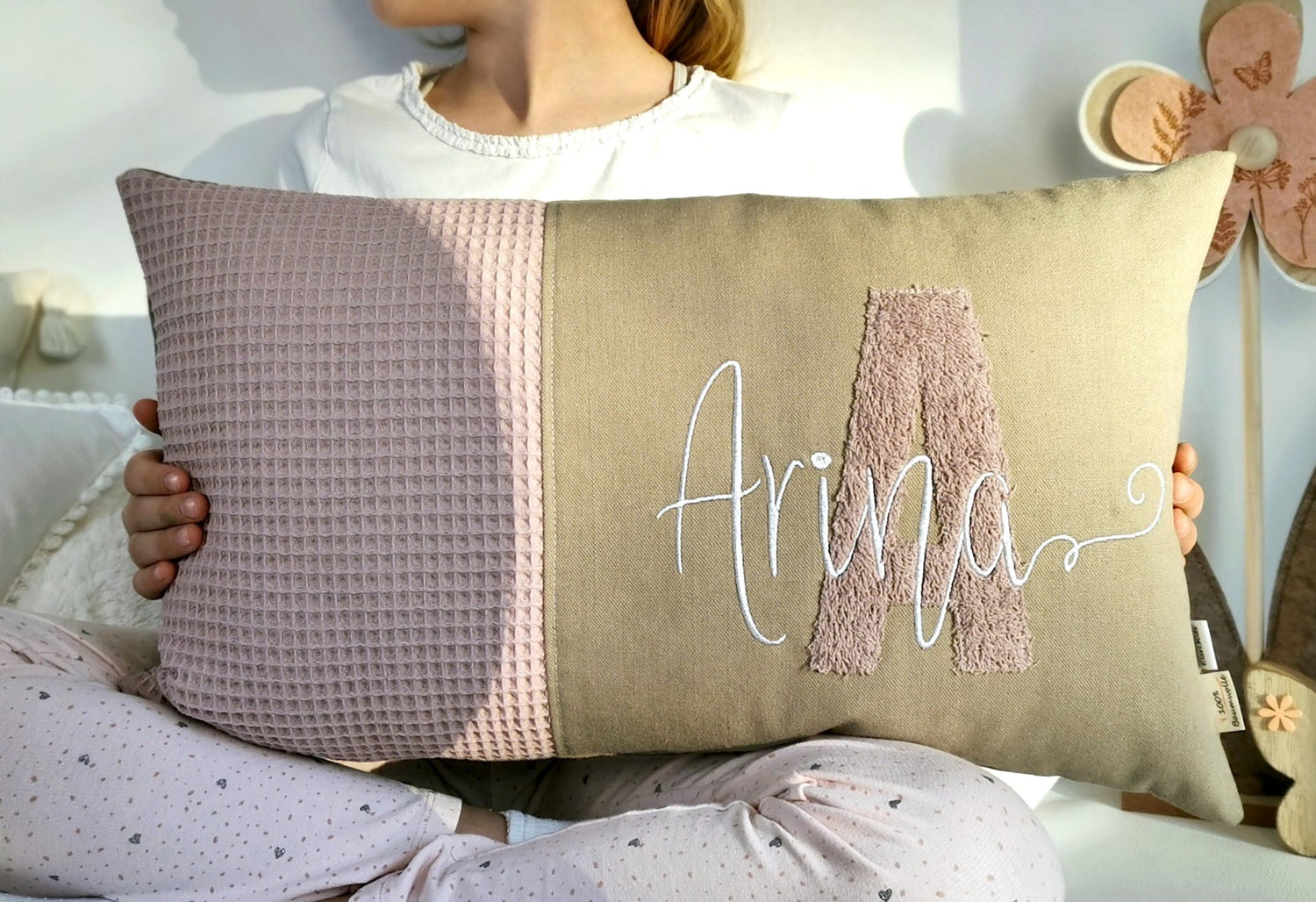 Personalisiertes Kinderkissen in deinen Lieblingsfarben handgefertigt. Kissen mit Wunschnamen, einem großen und kuscheligen Buchstaben aus Frotteestoff bestickt, für Mädchen oder Junge. Handgemachte Kuschelkissen von Elari Handmade Design