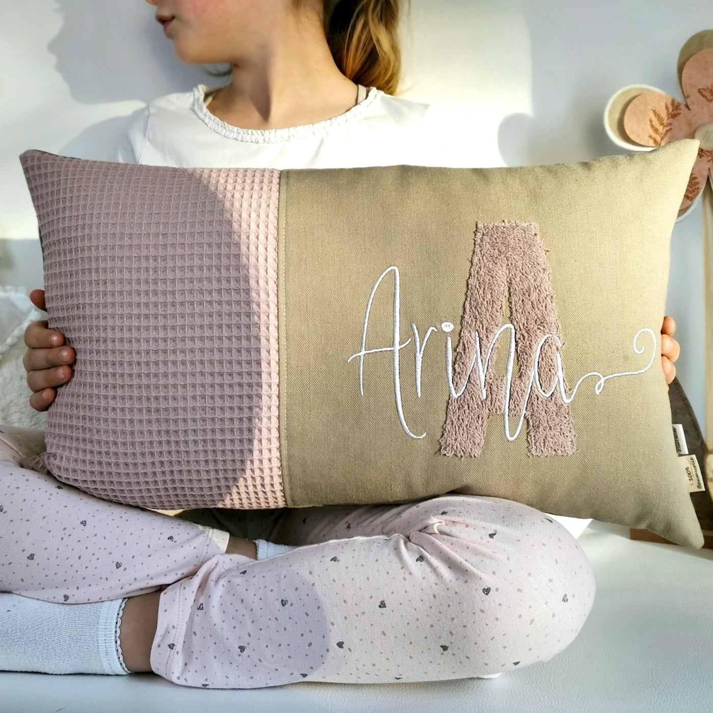 Personalisiertes Kinder Kissen in vielen Größen und deinen Lieblingsfarben. Kissen mit Wunschnamen, großen und kuscheligen Buchstaben bestickt für Mädchen oder Junge. Handgemachte Kuschelkissen von Elari Handmade Design