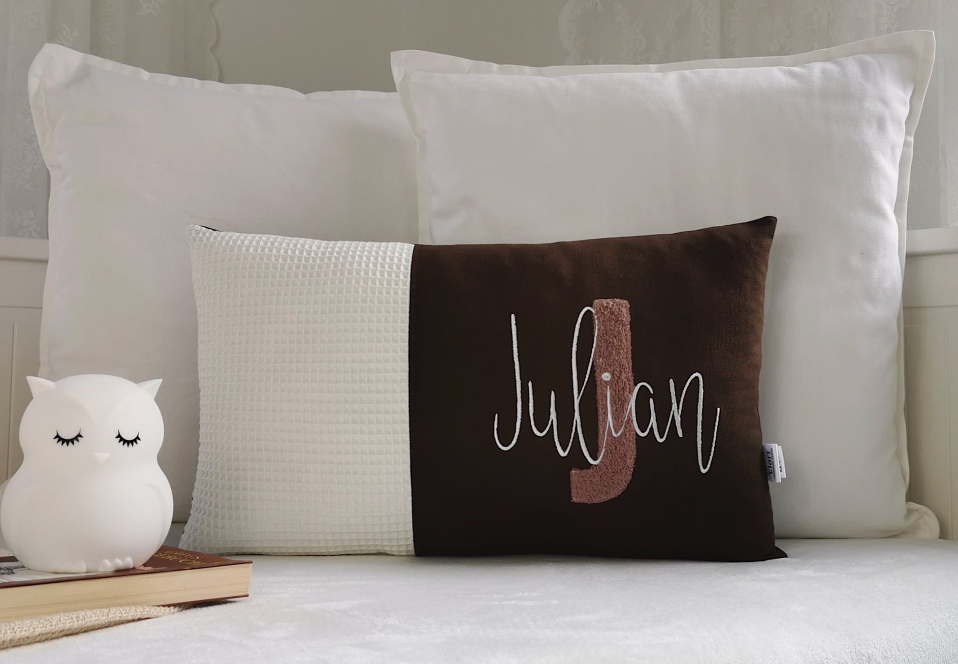 Personalisiertes Kinder Kissen in vielen Größen und deinen Lieblingsfarben. Kissen mit Wunschnamen, großen und kuscheligen Buchstaben bestickt für Mädchen oder Junge. Handgemachte Kuschelkissen von Elari Handmade Design